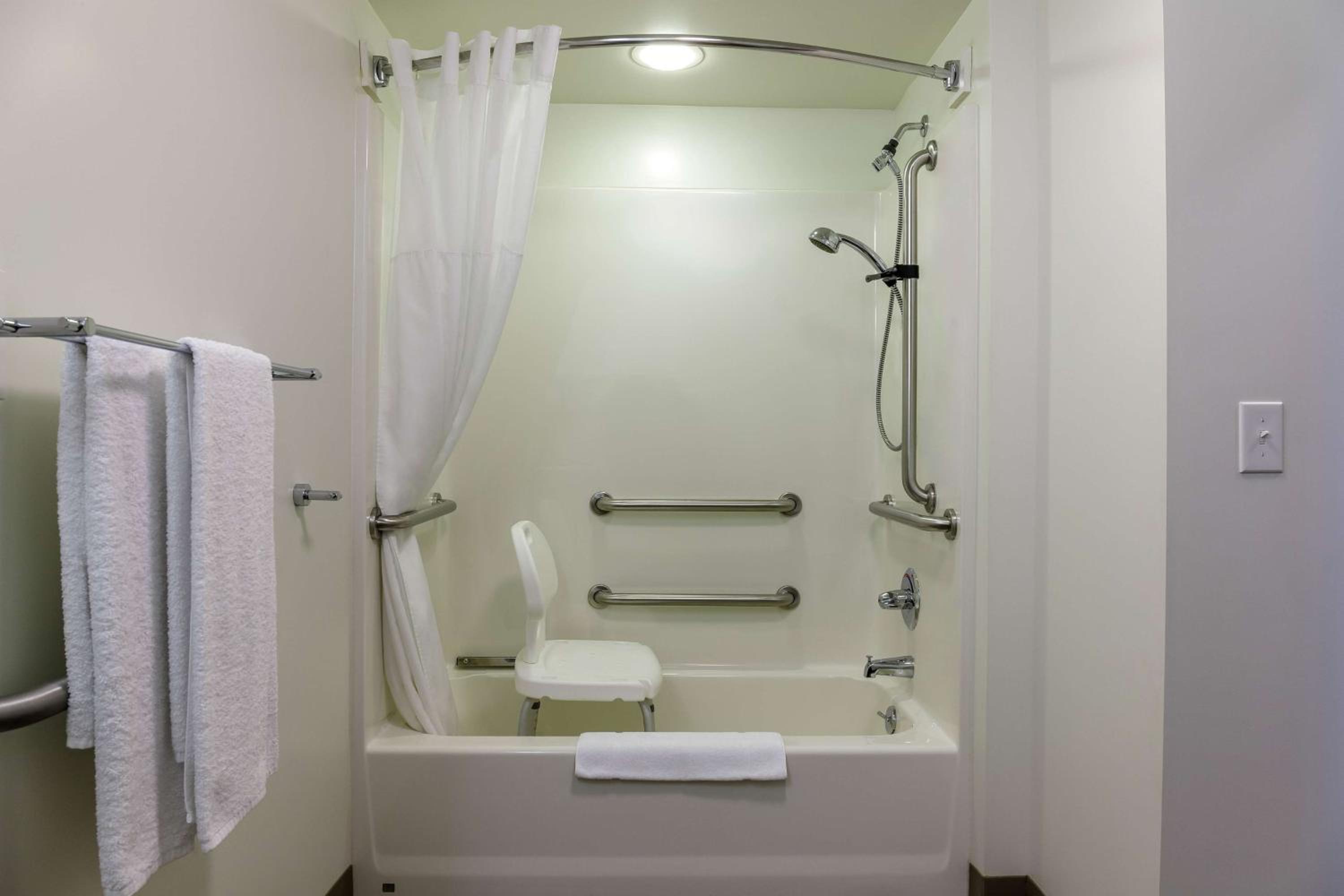 Queen Room - Disability Access - Photo 2