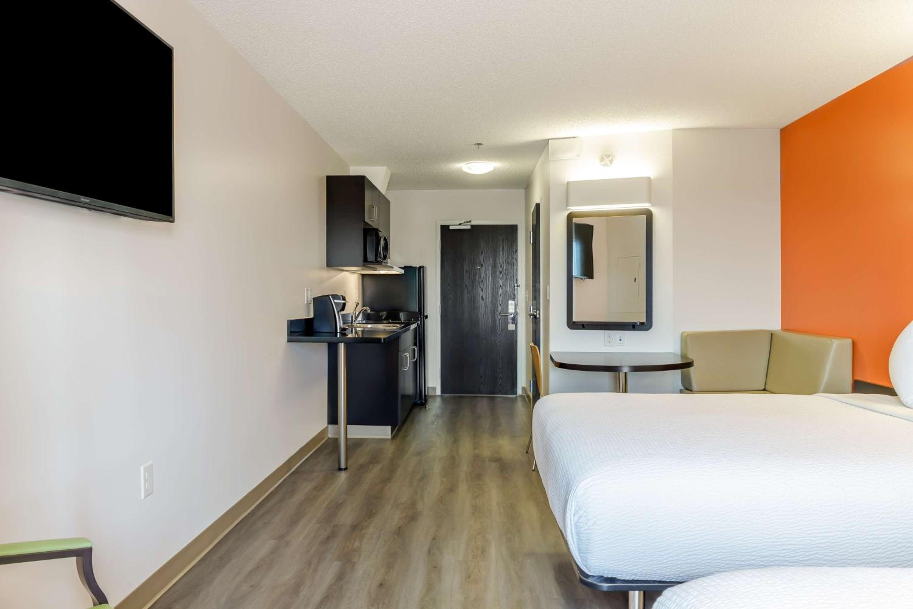 Deluxe Queen Room with Two Queen Beds - Non-Smoking - Photo 7