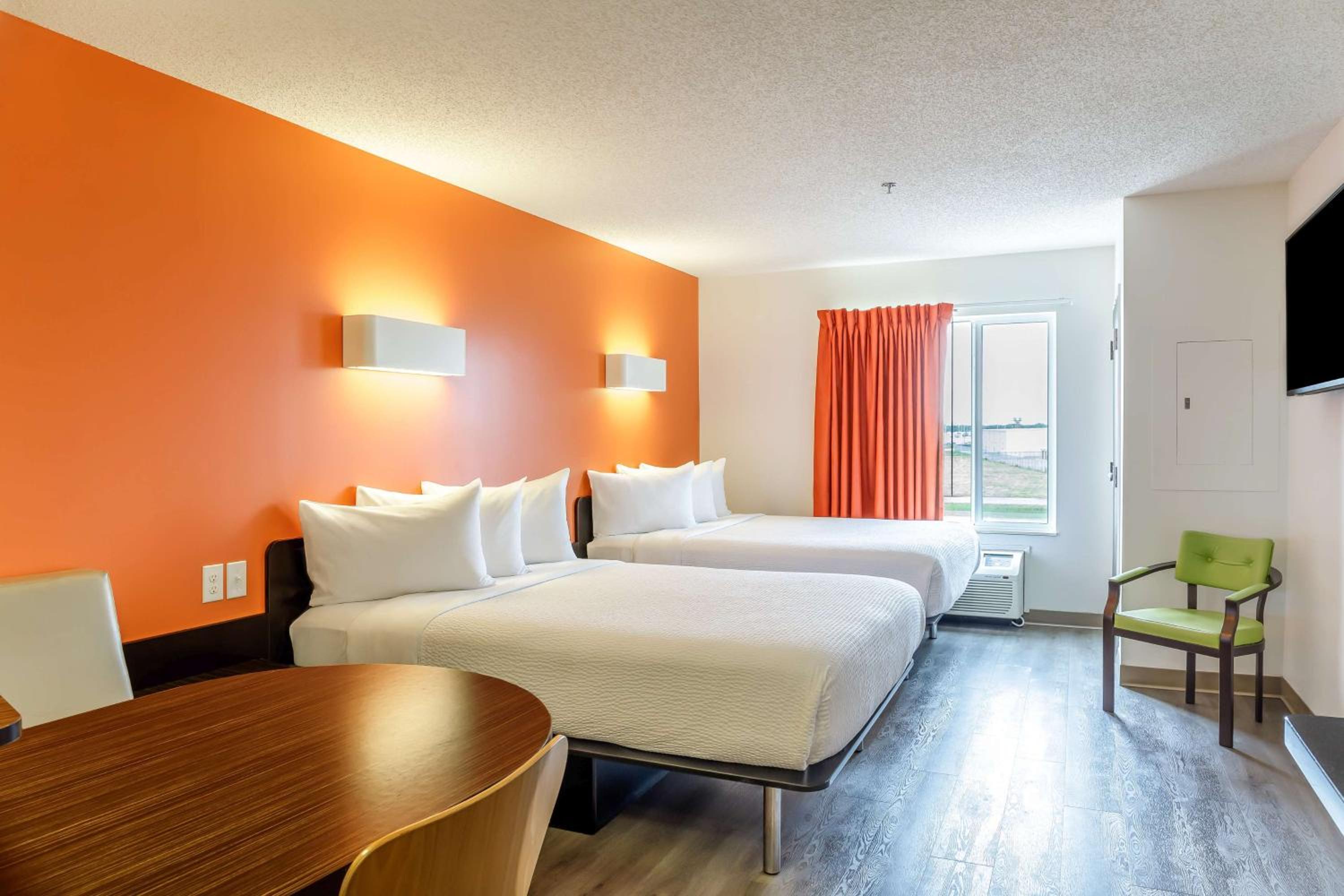 Deluxe Queen Room with Two Queen Beds - Non-Smoking - Photo 2
