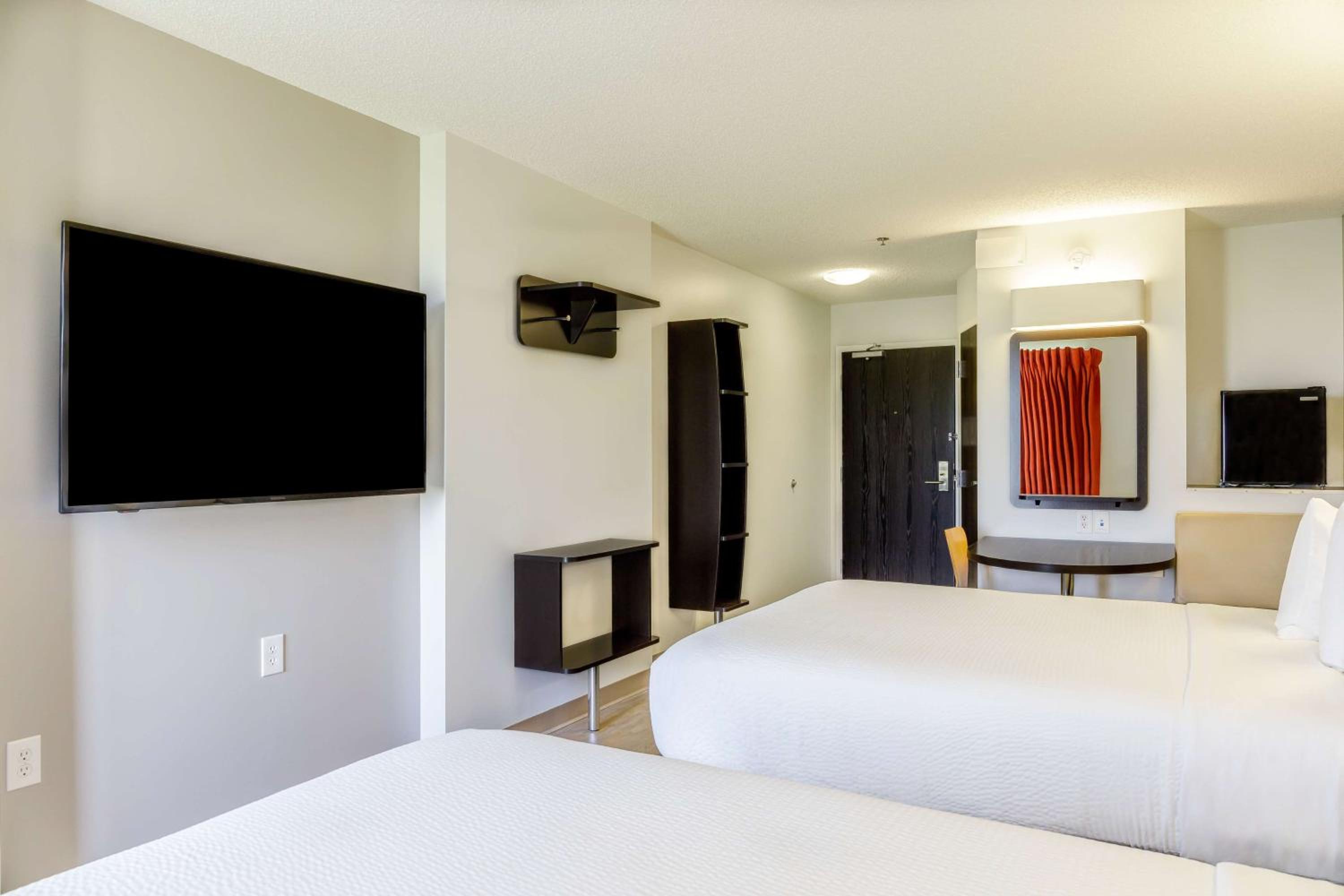 Queen Room with Two Queen Beds - Non-Smoking - Photo 2