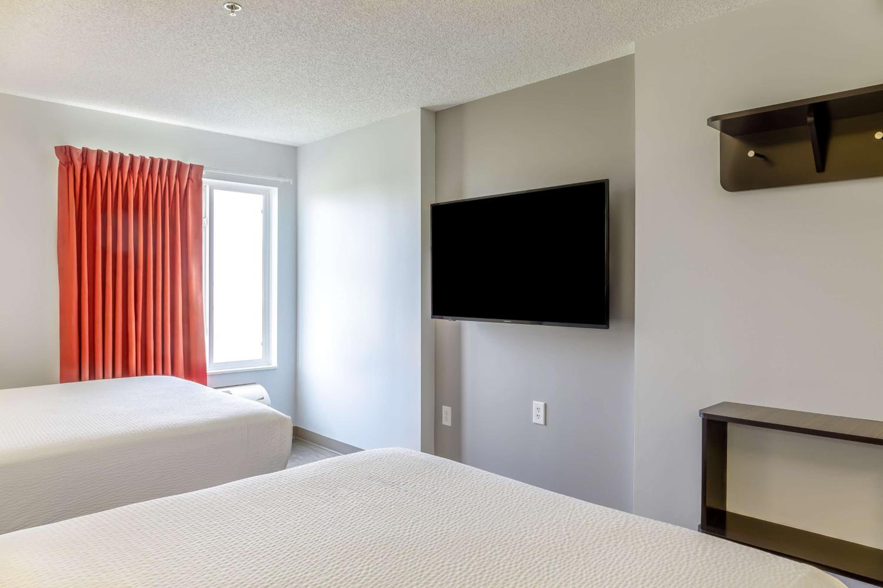 Queen Room with Two Queen Beds - Non-Smoking - Photo 3