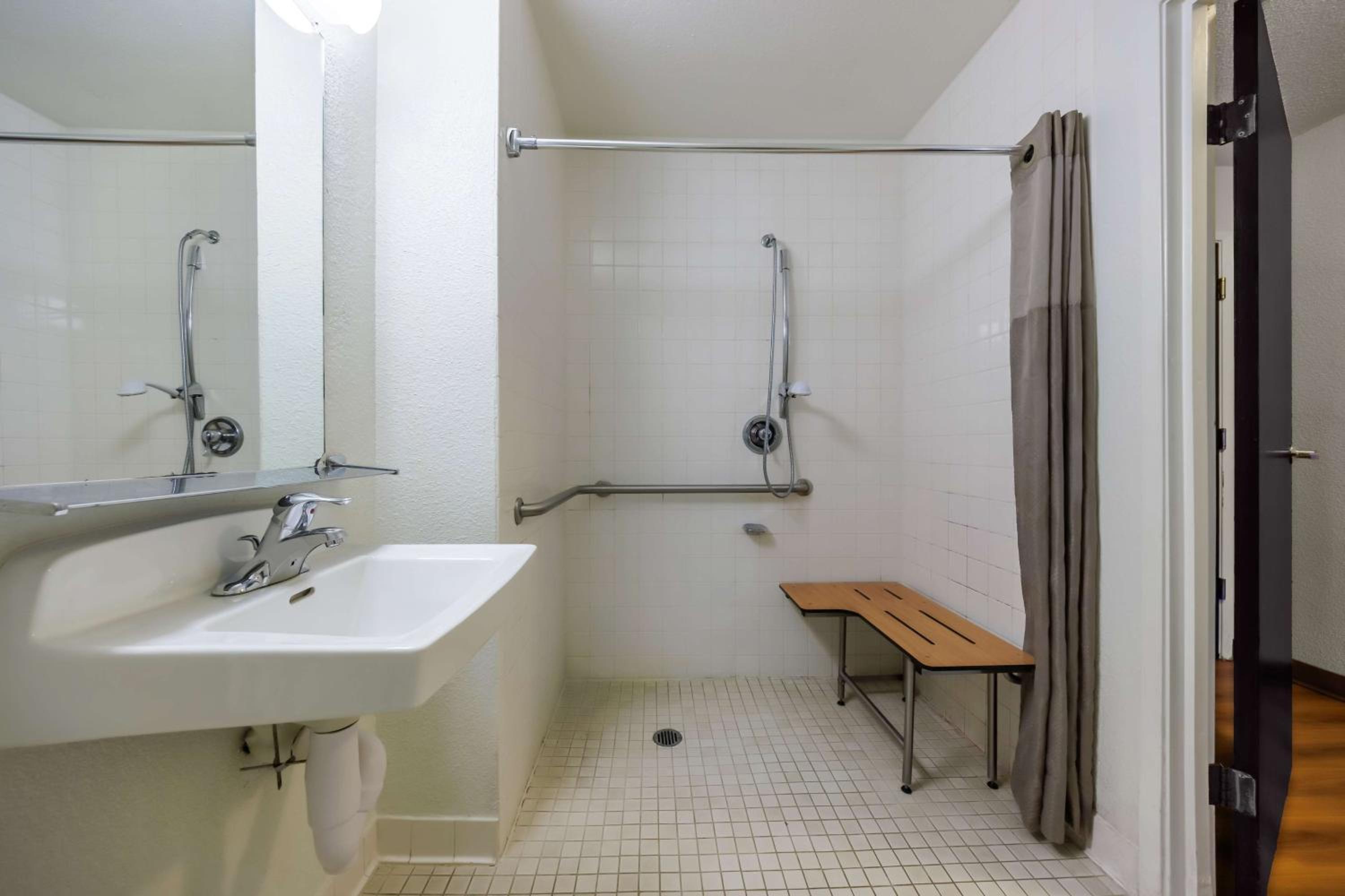 1 Full Bed|Mobility Access Roll In Shower, Non-Smoking - Photo 2