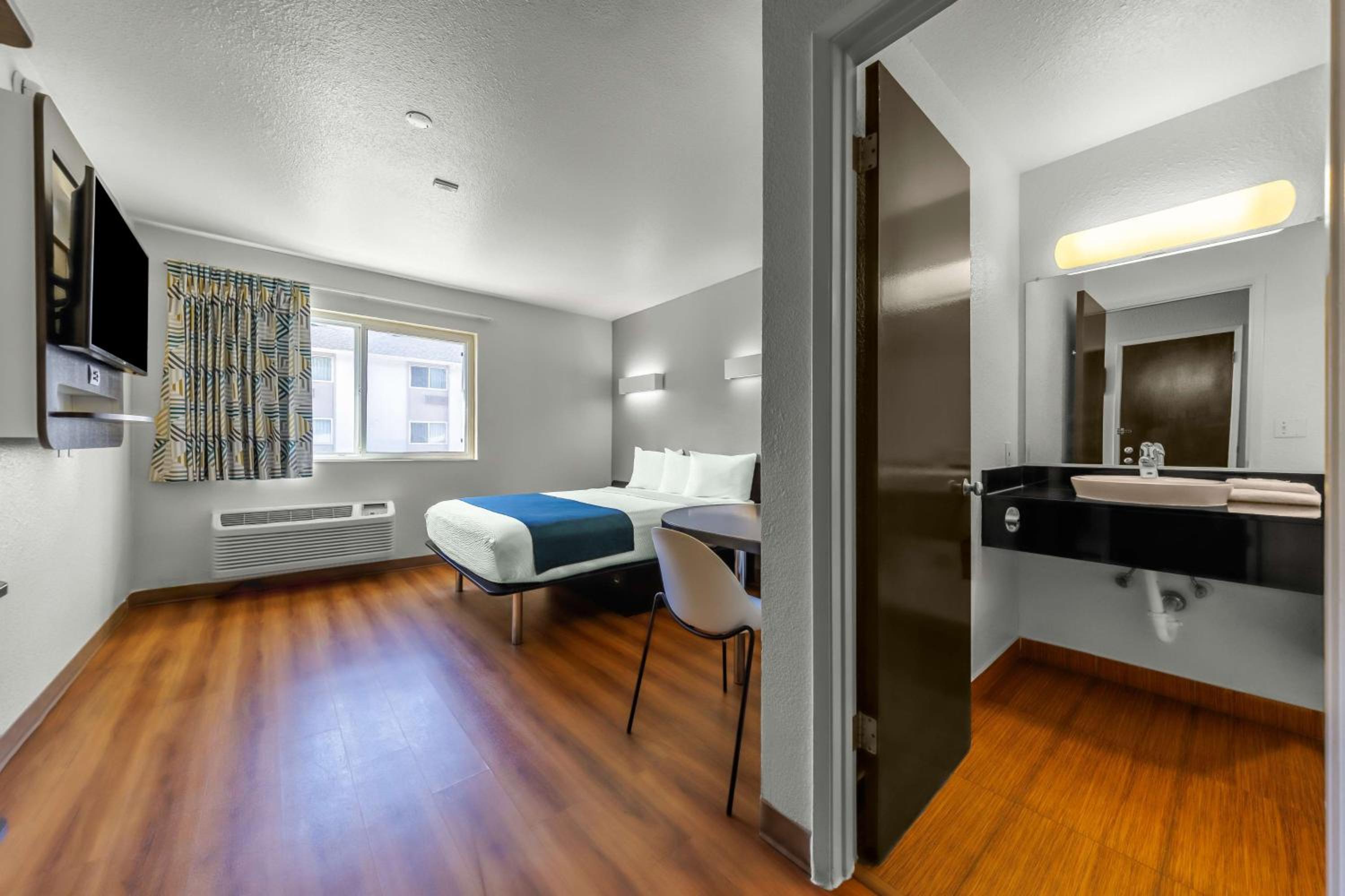 1 Queen Bed|Non-Smoking, Micfridge - Photo 2