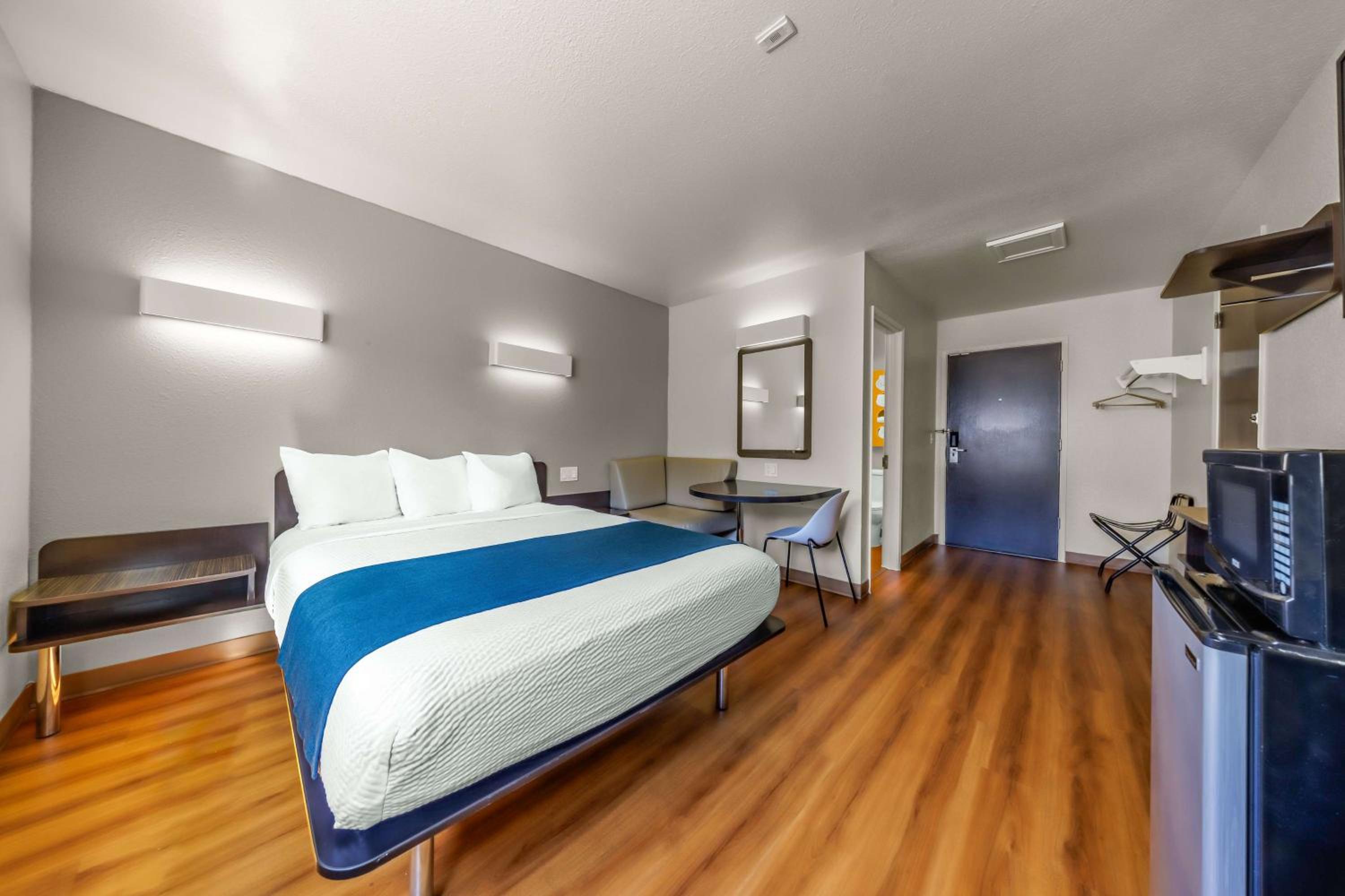 1 Queen Bed|Non-Smoking, Micfridge - Photo 4