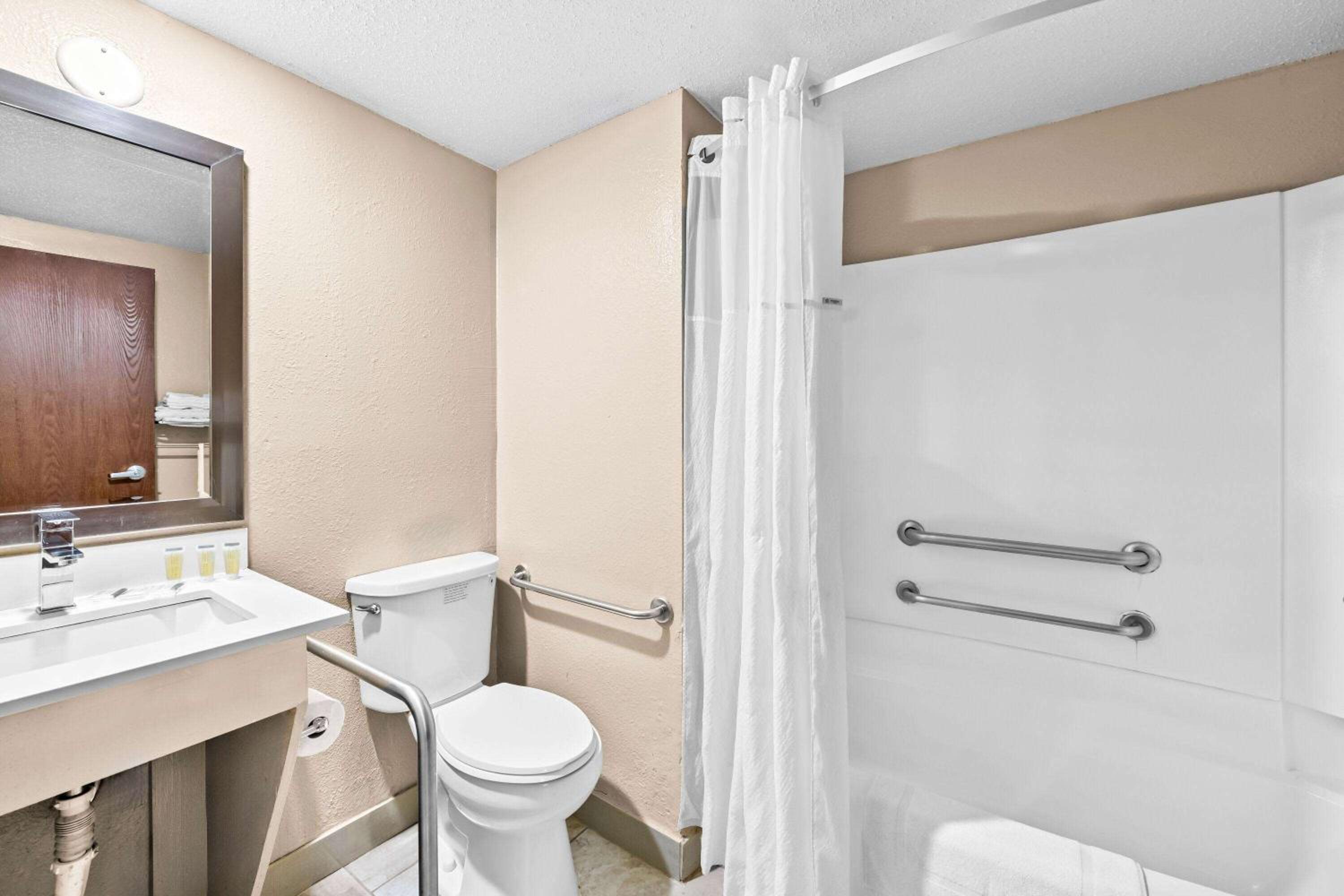 Queen Room - Mobility Access/Non-Smoking photo 2