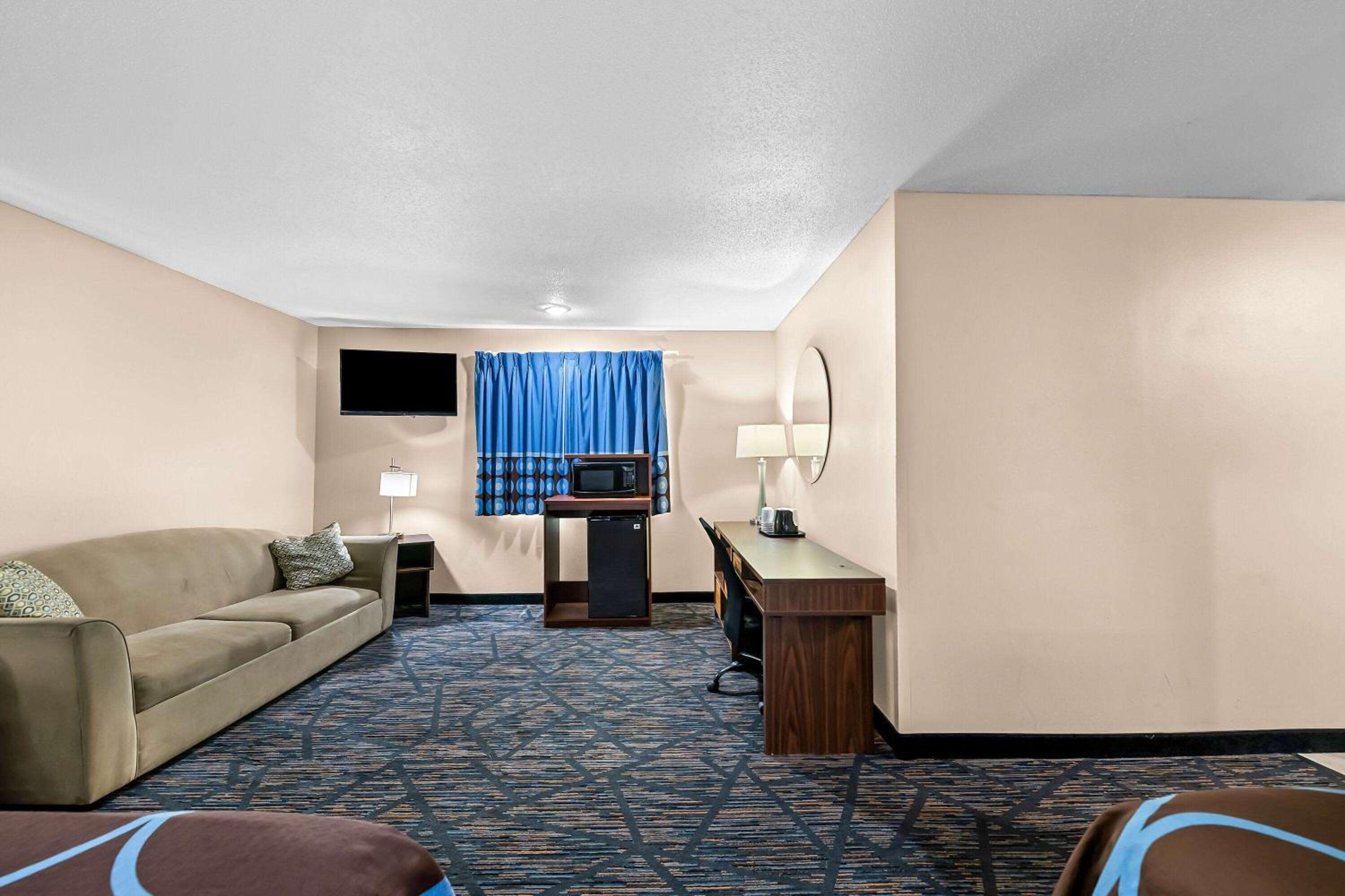  King Bed and 1 Double Bed, Studio Suite, Non-Smoking photo 2