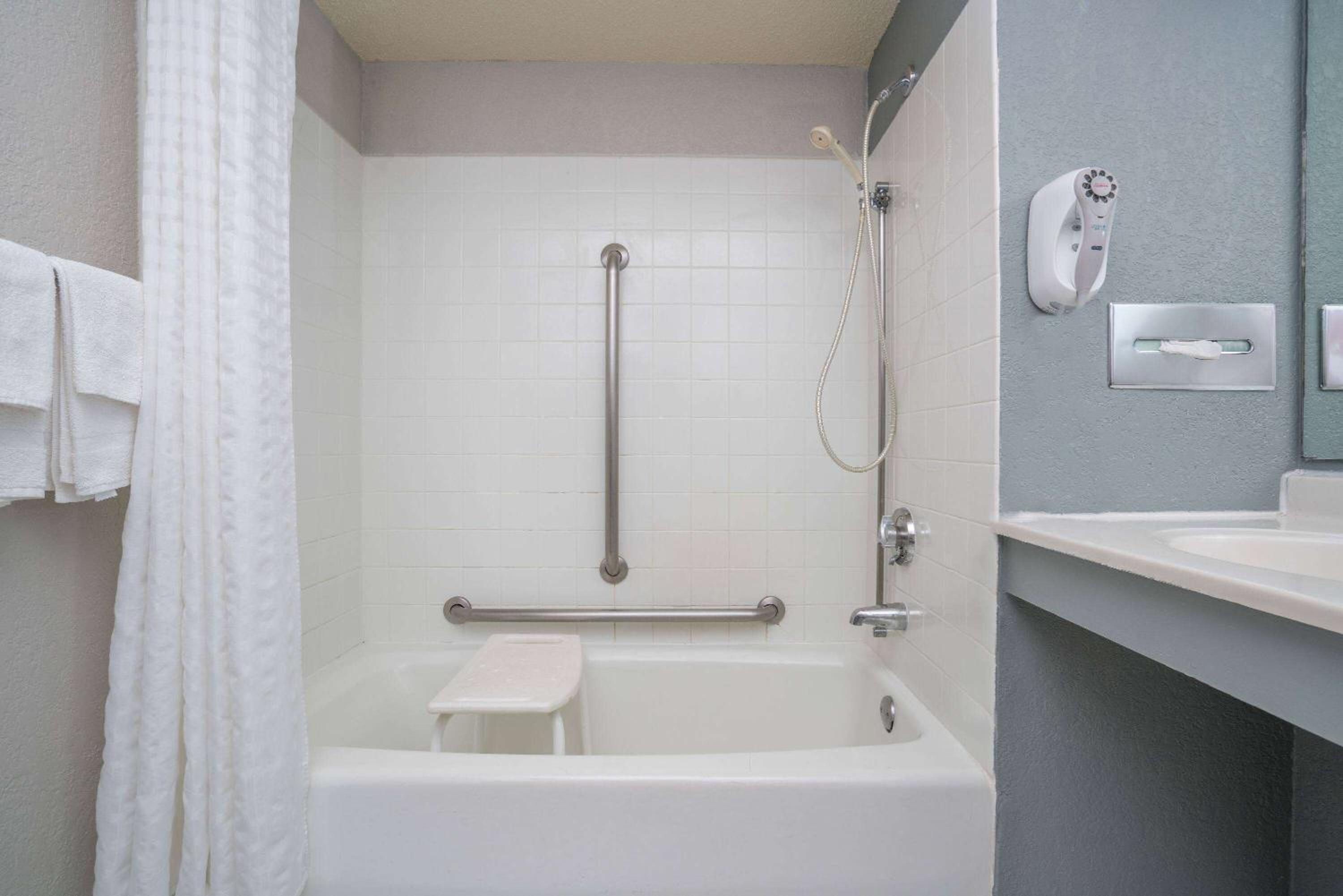 Double Room Bathtub with Grab Bars - Mobility Accessible/Non Smoking - Photo 2