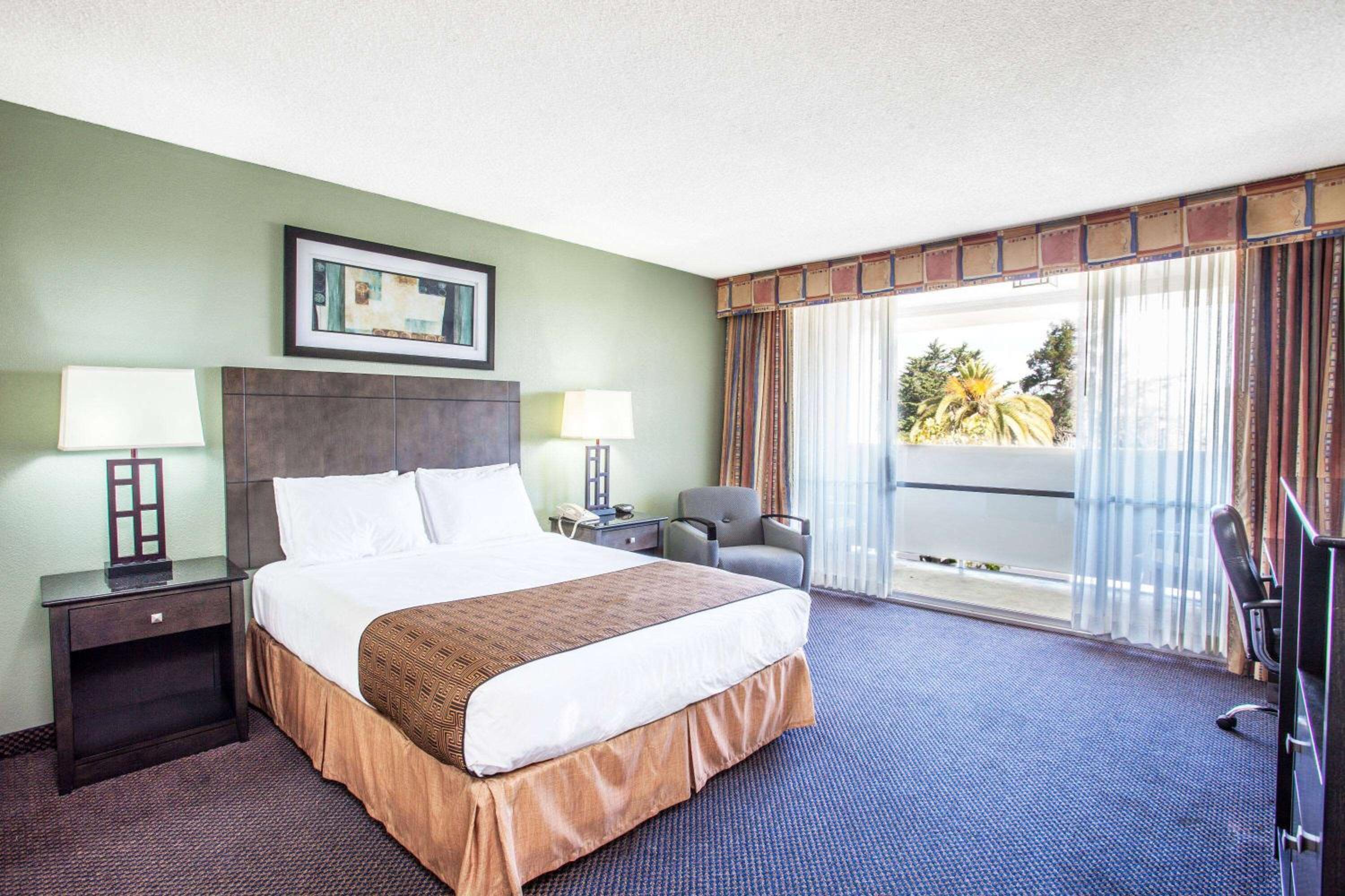 Queen Room with Roll-In Shower - Mobility Accessible/Non-Smoking photo 1