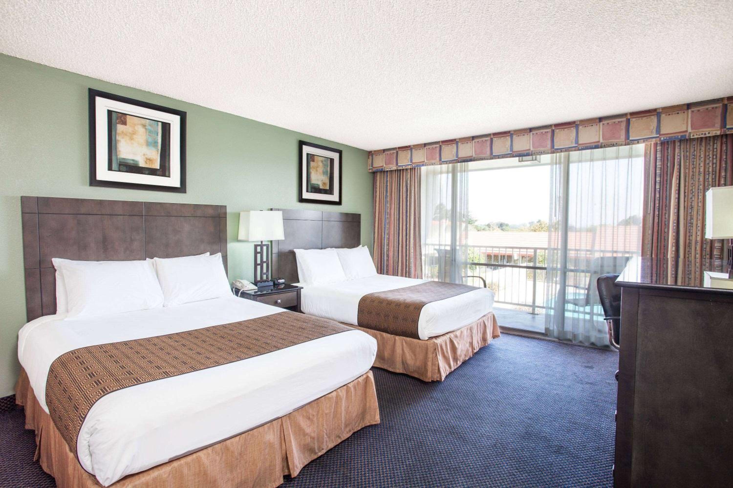 Queen Room with Two Queen Beds - Non-Smoking photo 2