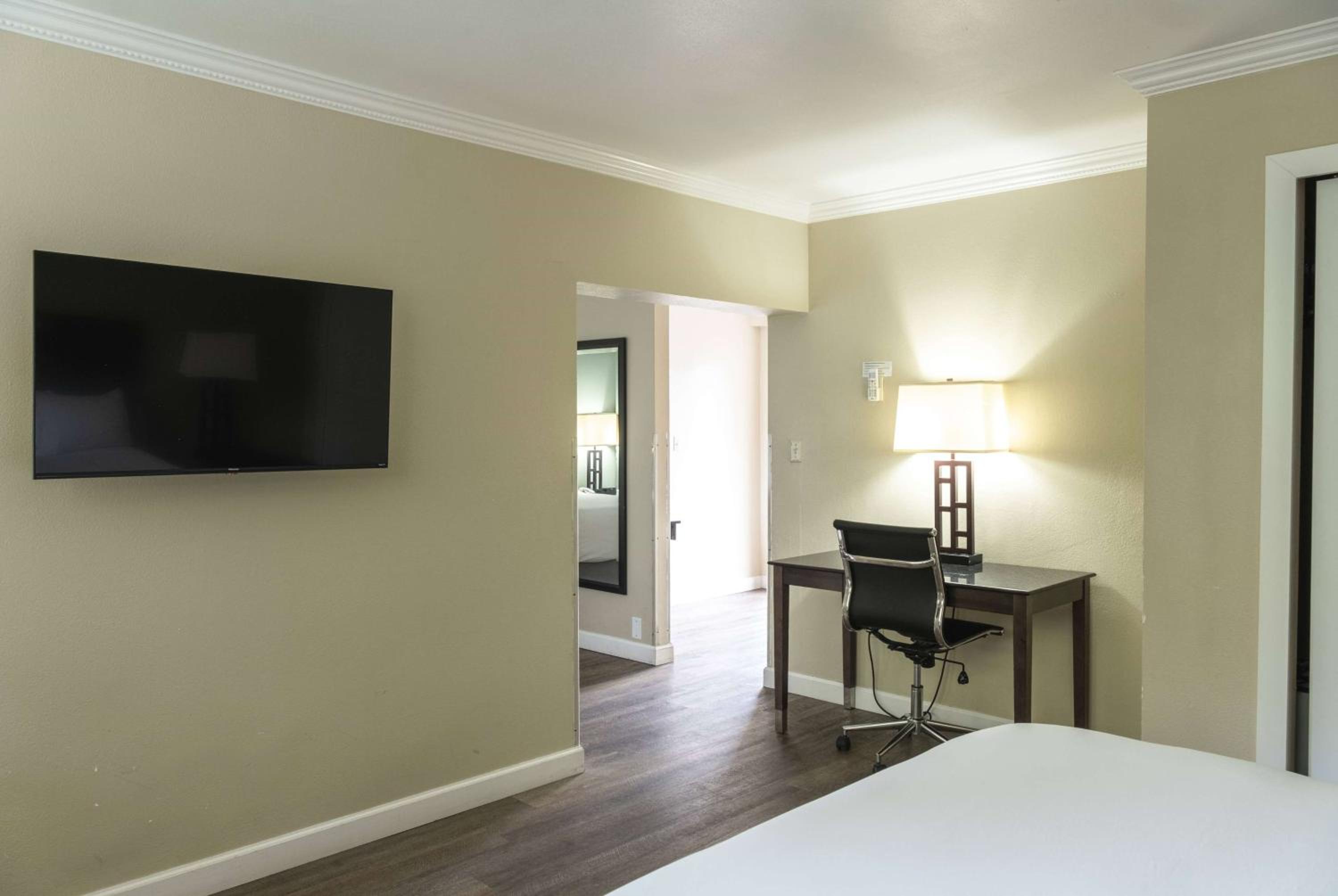 One-Bedroom Suite with One King and Two Queen Beds - Non-Smoking photo 1