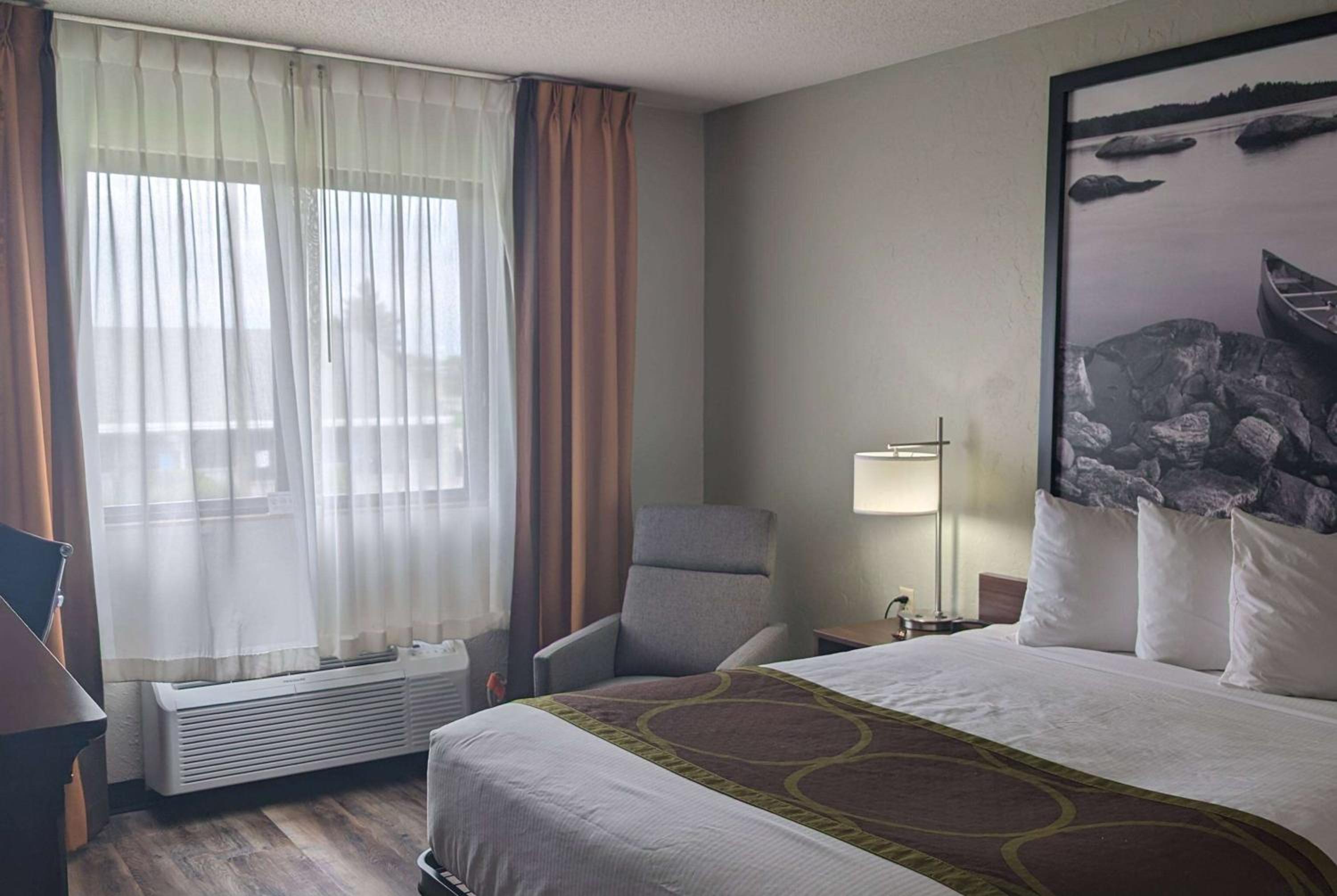 Queen Room - Mobility Access/Non-Smoking photo 1