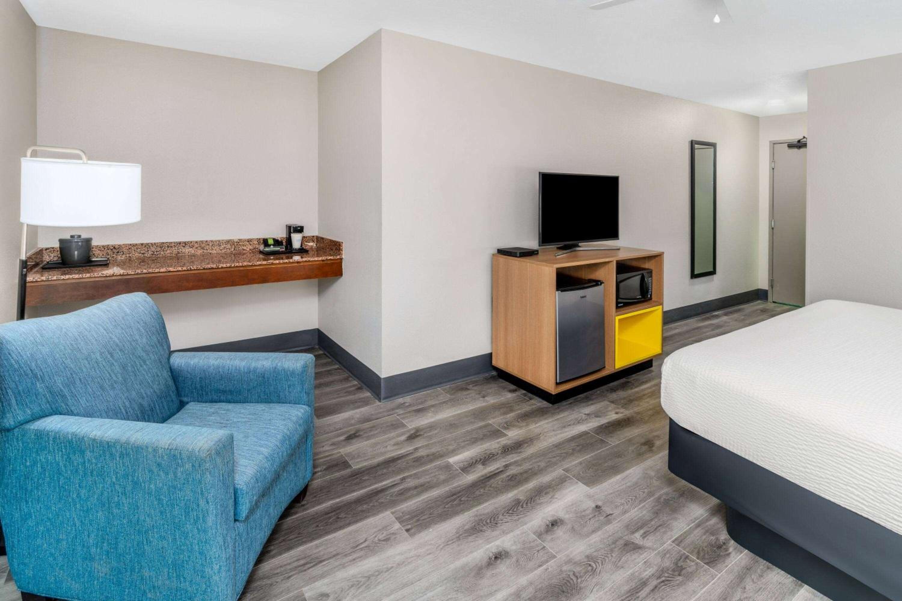 King Room - Non-Smoking - Photo 6