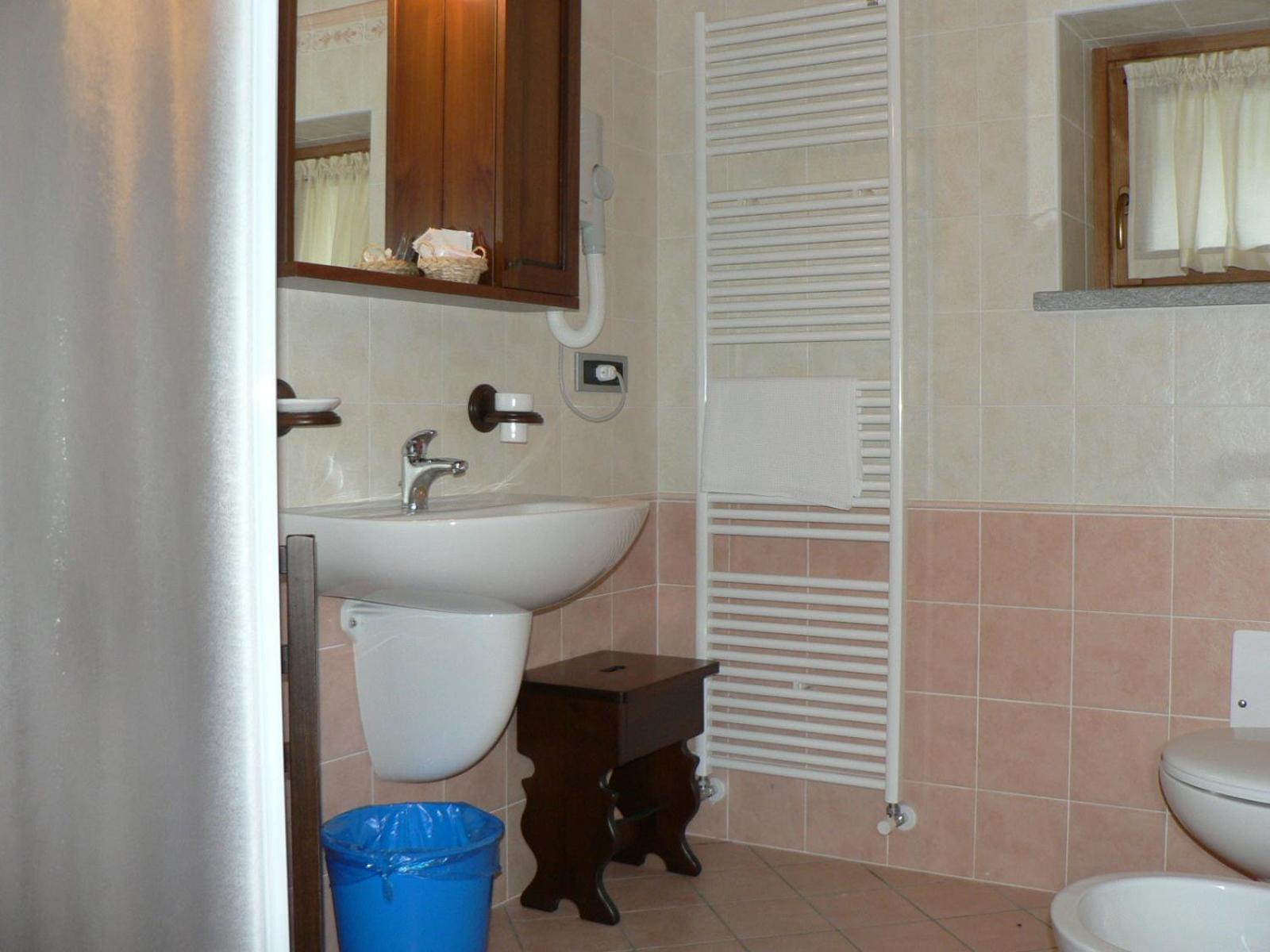 Double or Twin Room - Photo 8