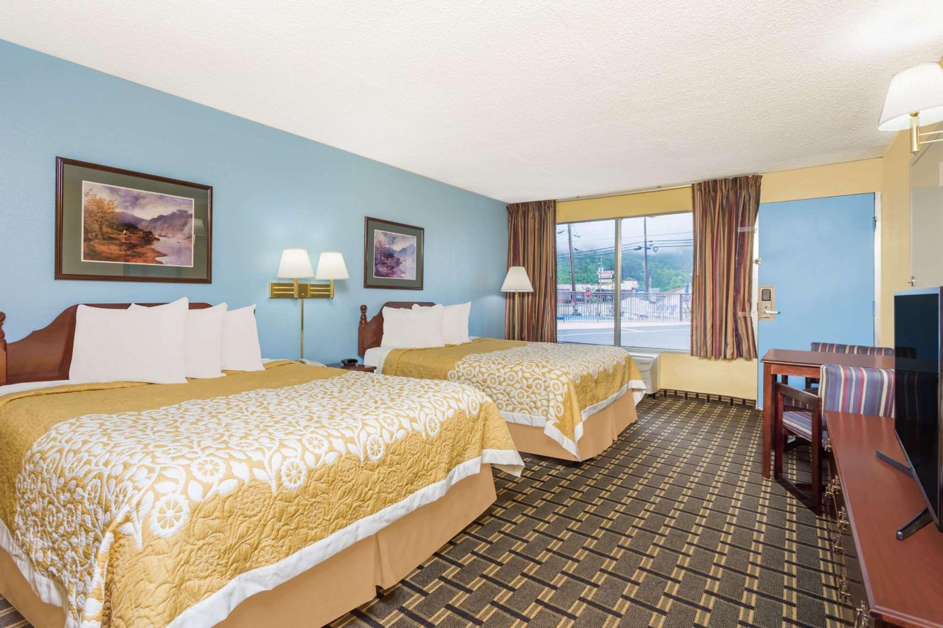 Queen Room with Two Queen Beds - Non-Smoking - Photo 1