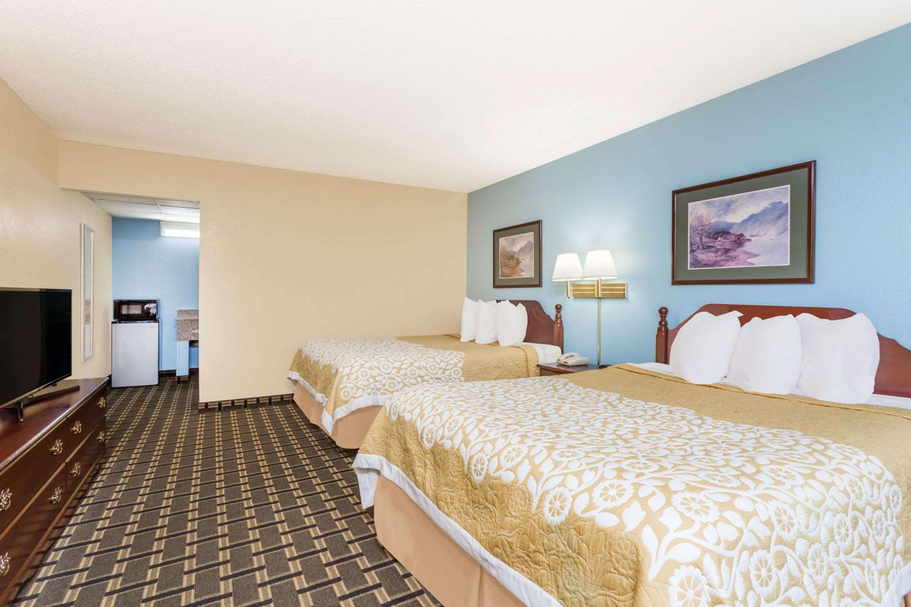 Queen Room with Two Queen Beds - Non-Smoking - Photo 2