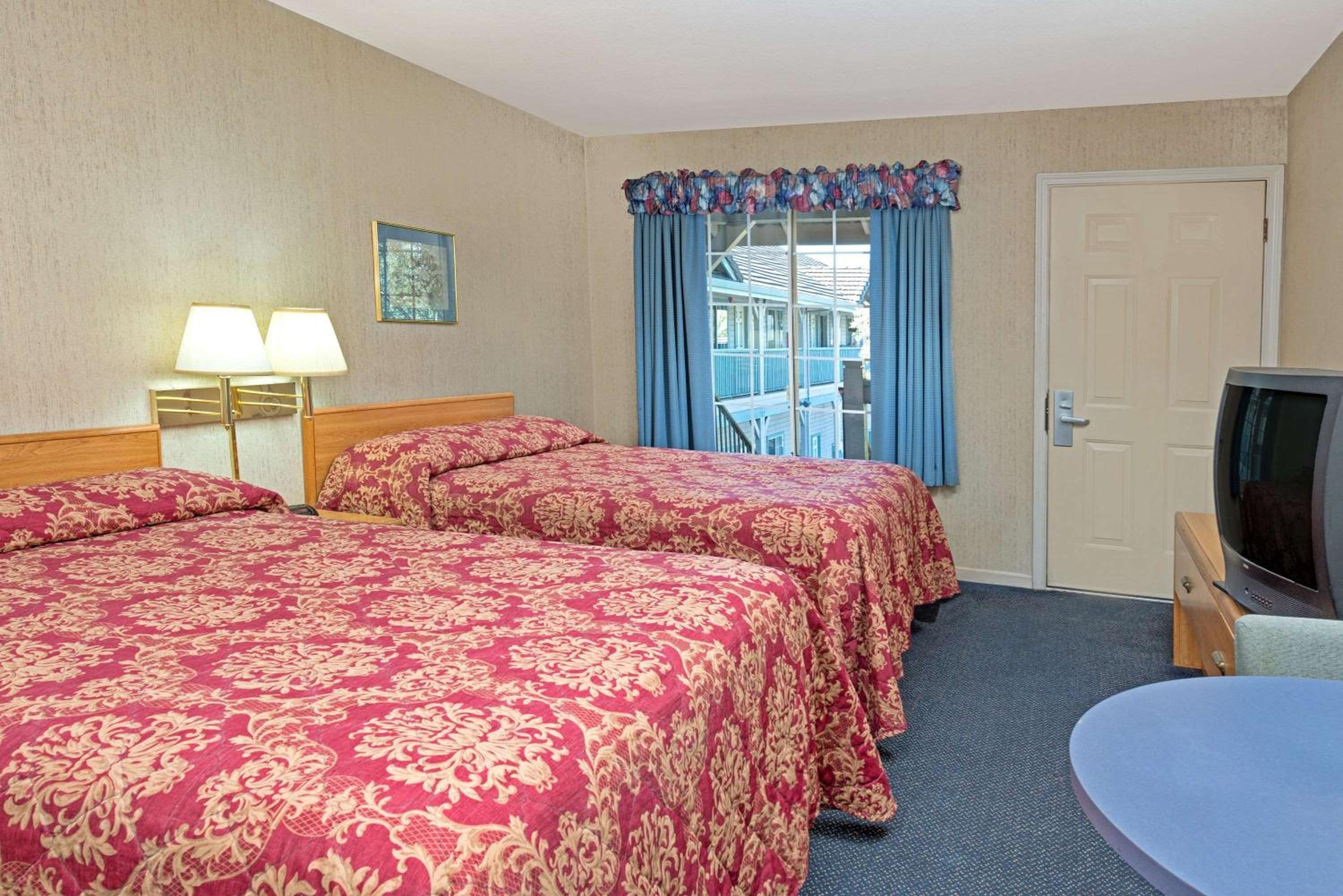 Double Room with Two Double Beds - Non-Smoking photo 1