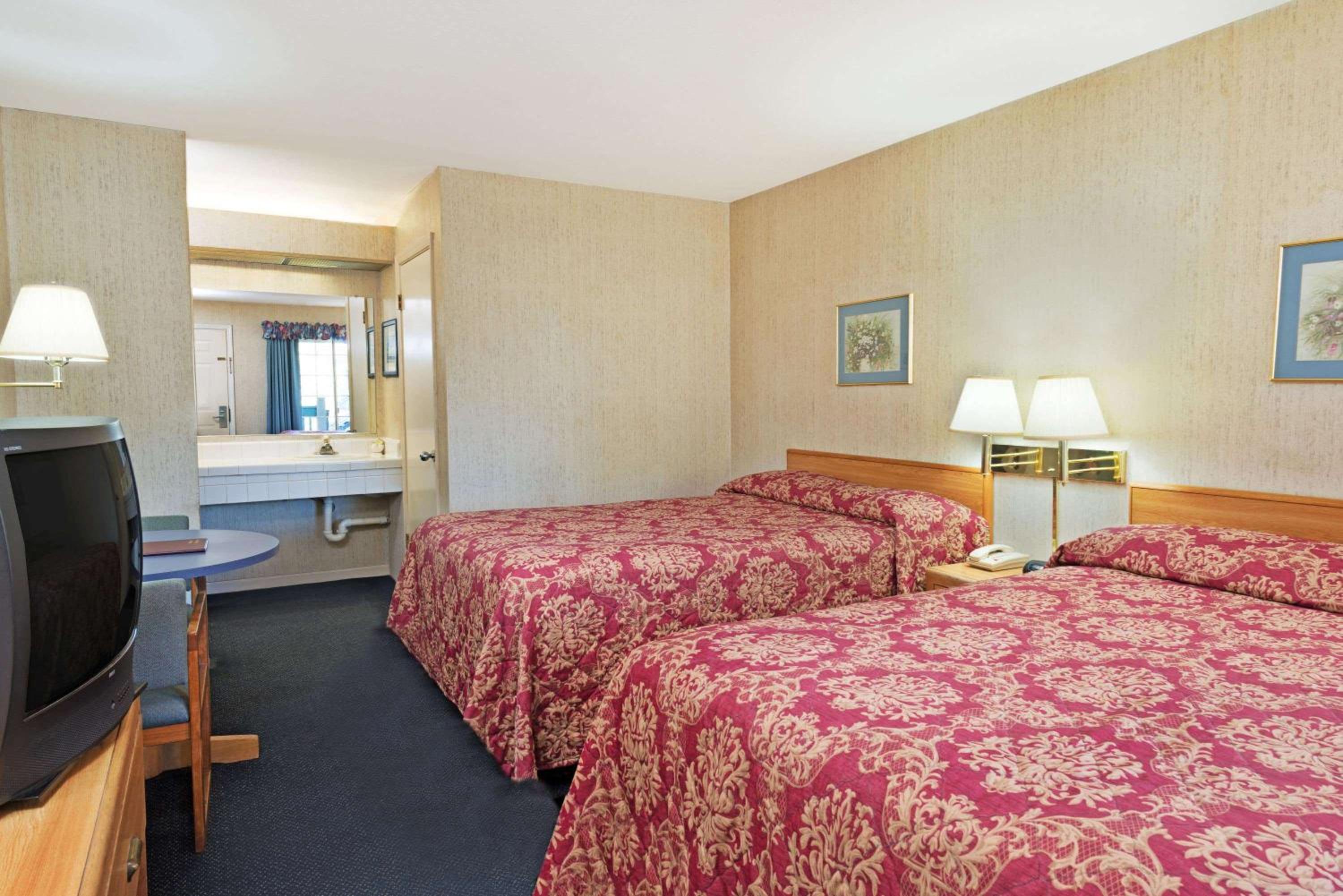 Double Room with Two Double Beds - Pet Friendly/Non-Smoking photo 2