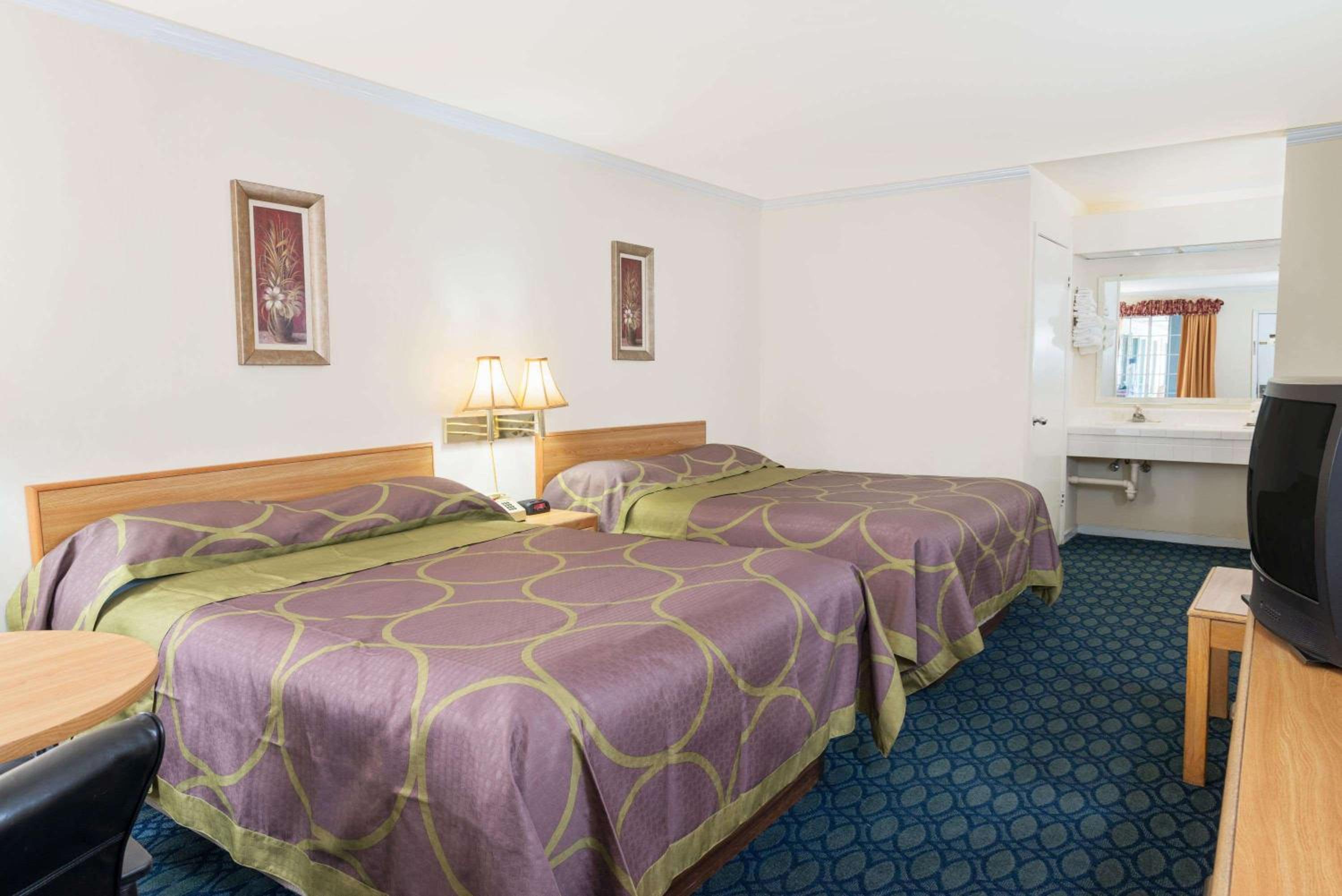 Queen Room with Two Queen Beds - Non-Smoking photo 1