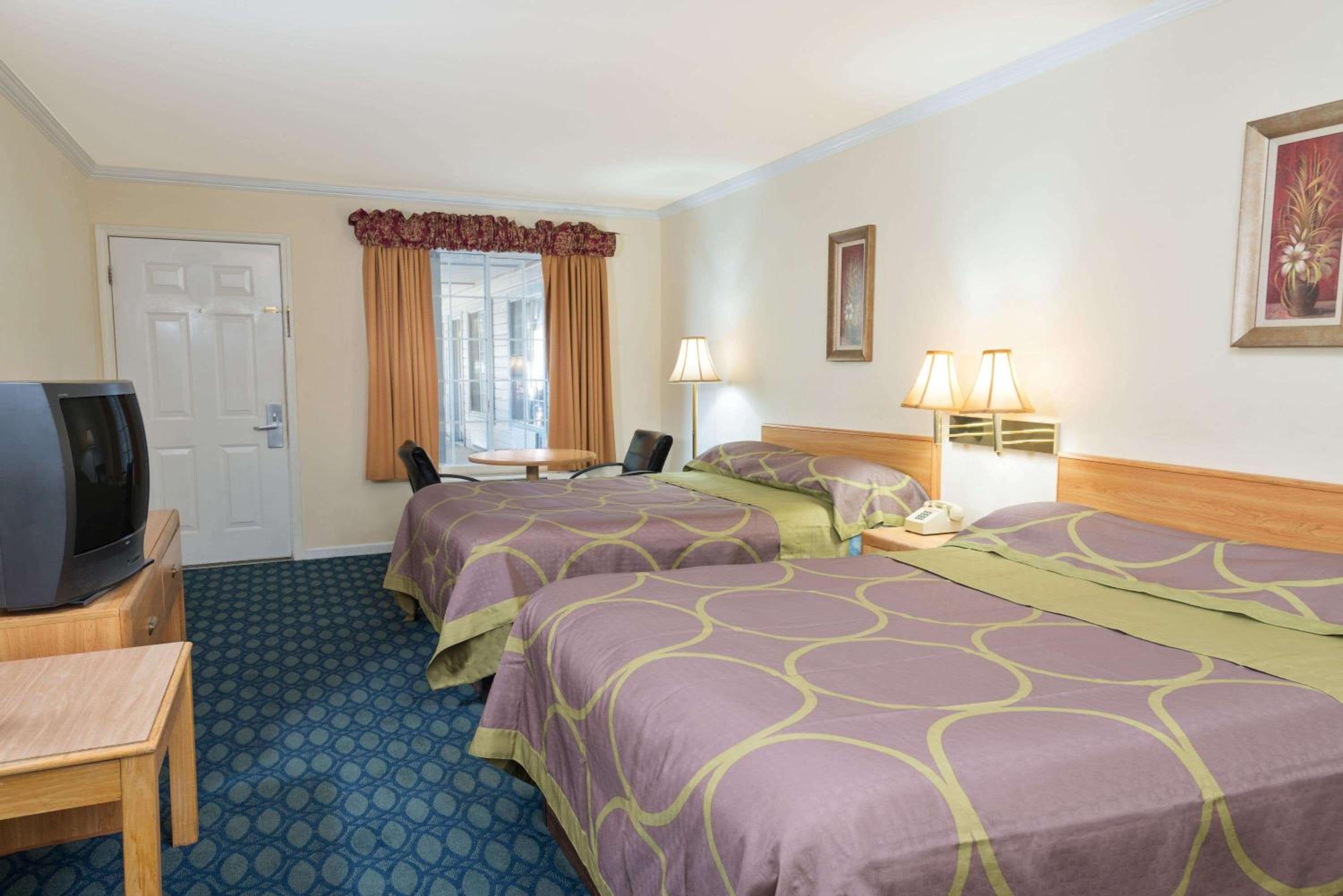 Queen Room with Two Queen Beds - Pet Friendly/Non-Smoking photo 1