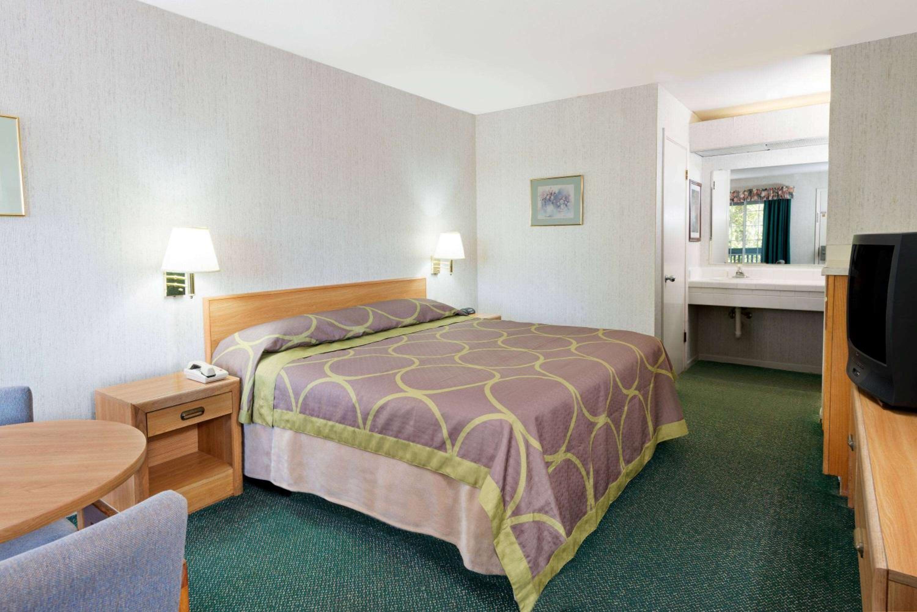 King Room - Pet Friendly/Non-Smoking photo 1