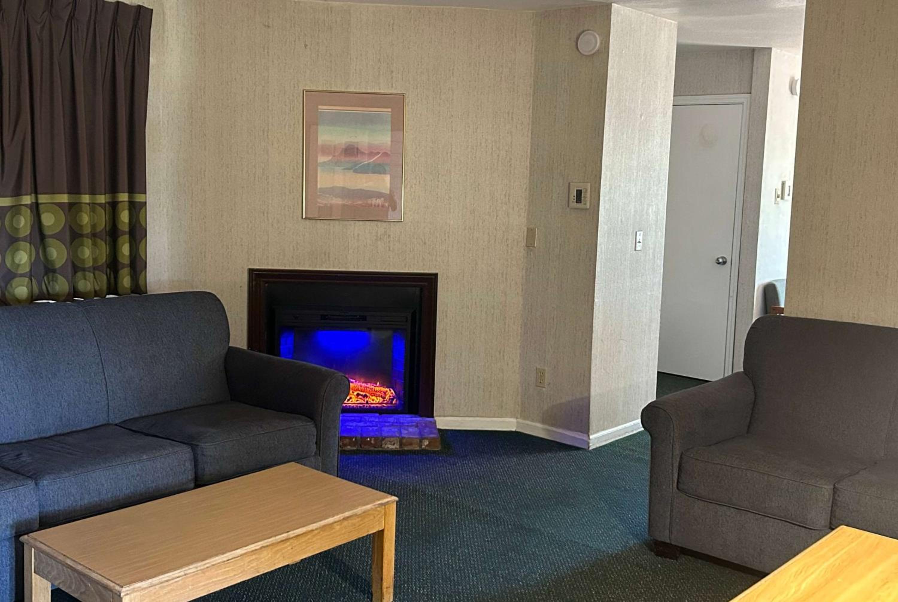 Family Studio Suite with One King Bed and Fireplace - Non-Smoking photo 2