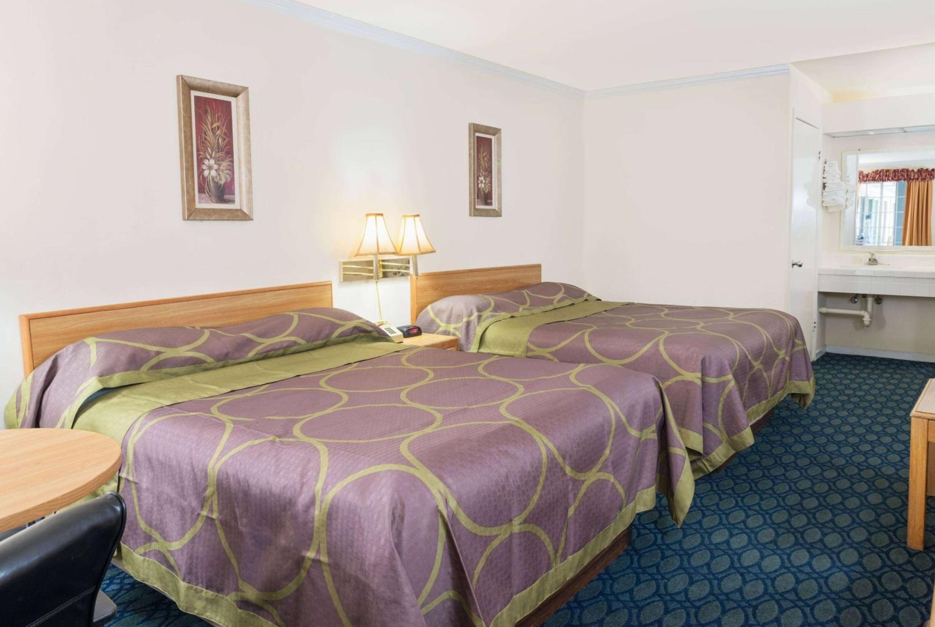 Queen Room with Two Queen Beds - Non-Smoking photo 3