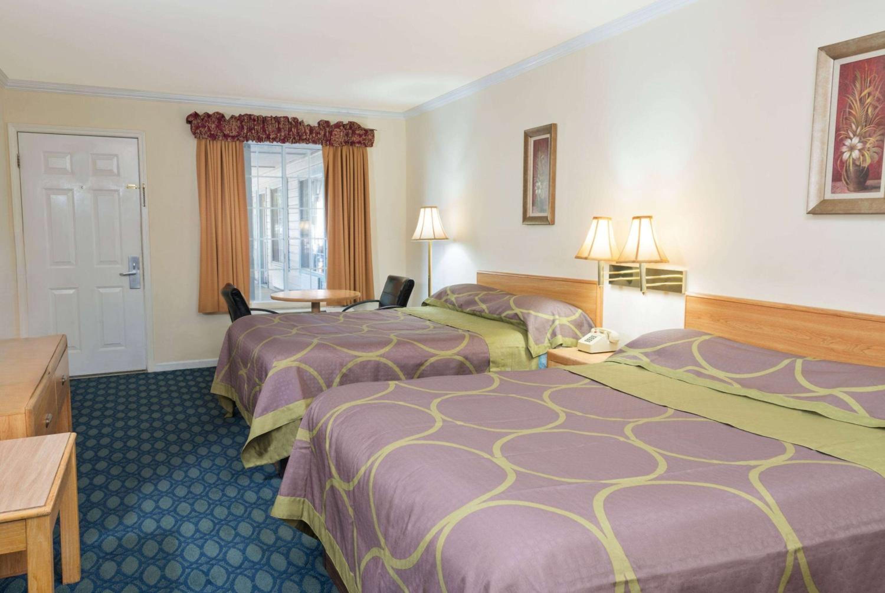 Double Room with Two Double Beds - Pet Friendly/Non-Smoking photo 3