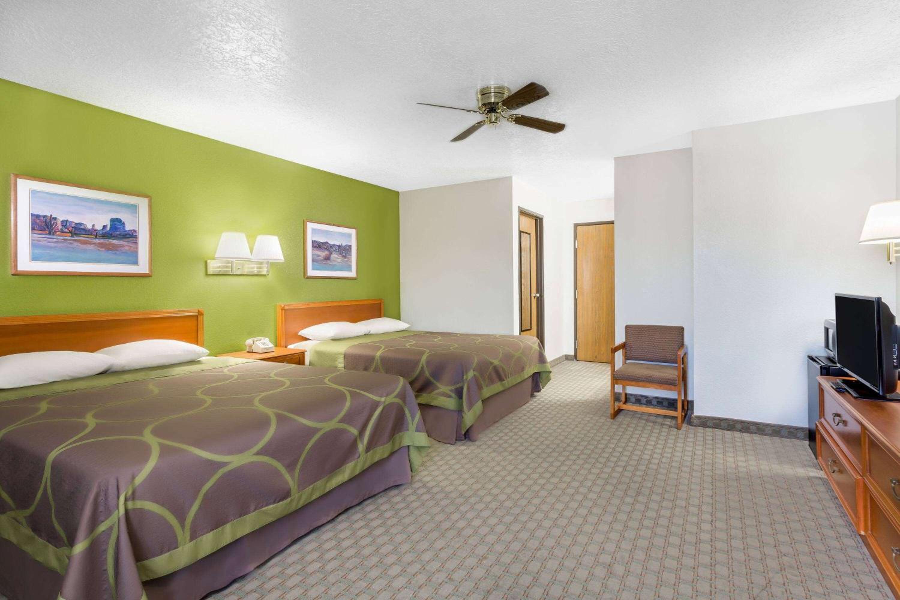 Queen Room with Two Queen Beds - Pet Friendly/Non-Smoking photo 1