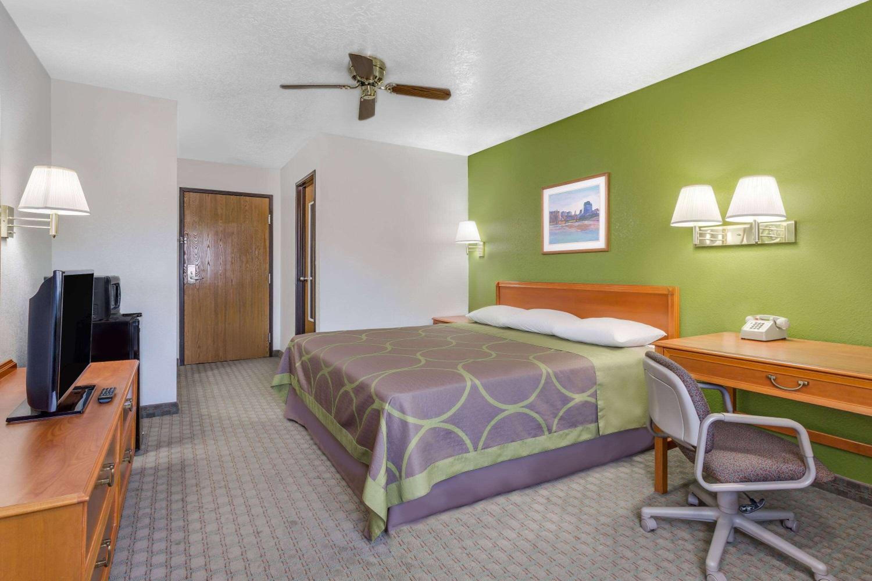 King Room - Non-Smoking photo 2