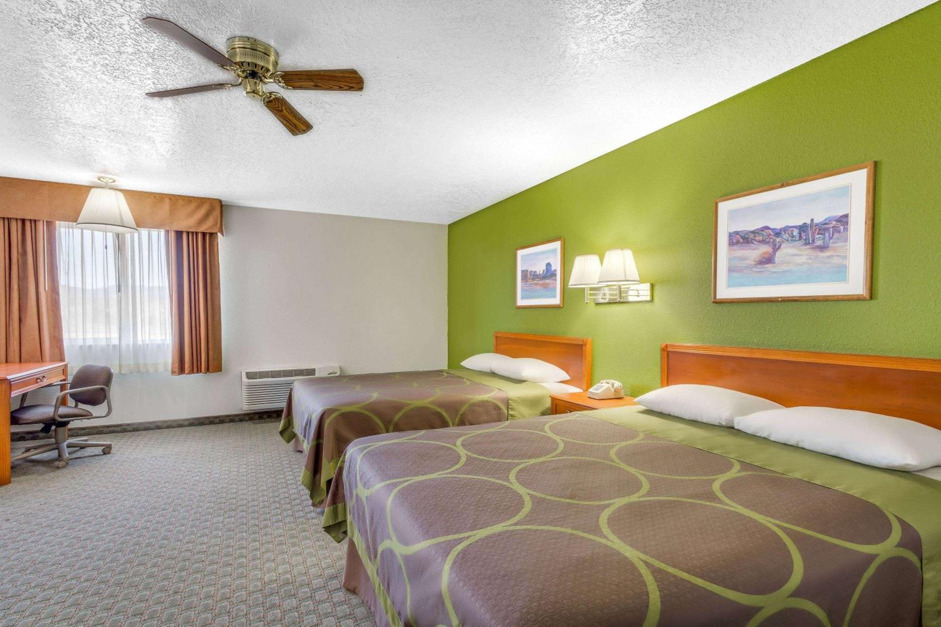 Queen Room with Two Queen Beds - Pet Friendly/Non-Smoking photo 3