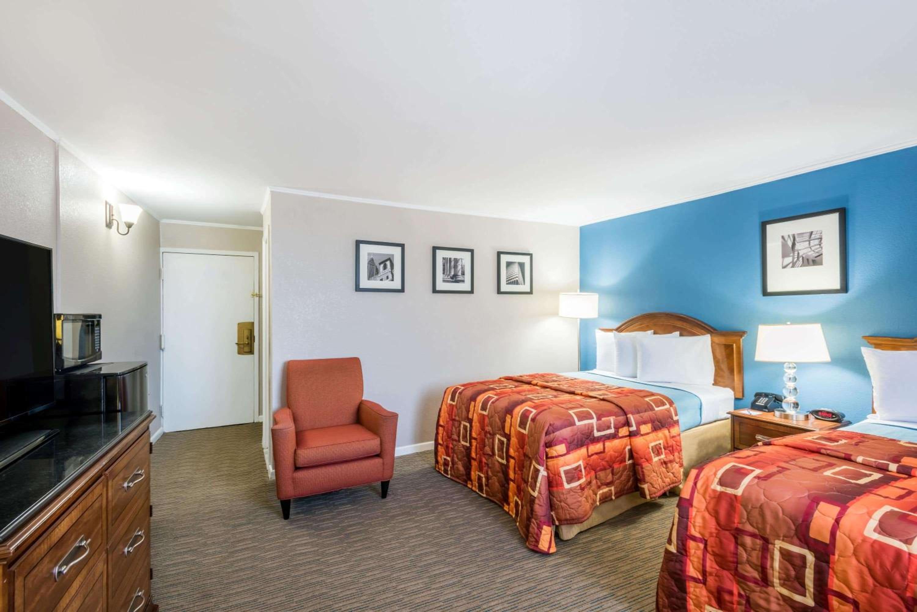 Double Room with Two Double Beds - Mobility Access/Non-Smoking - Photo 1