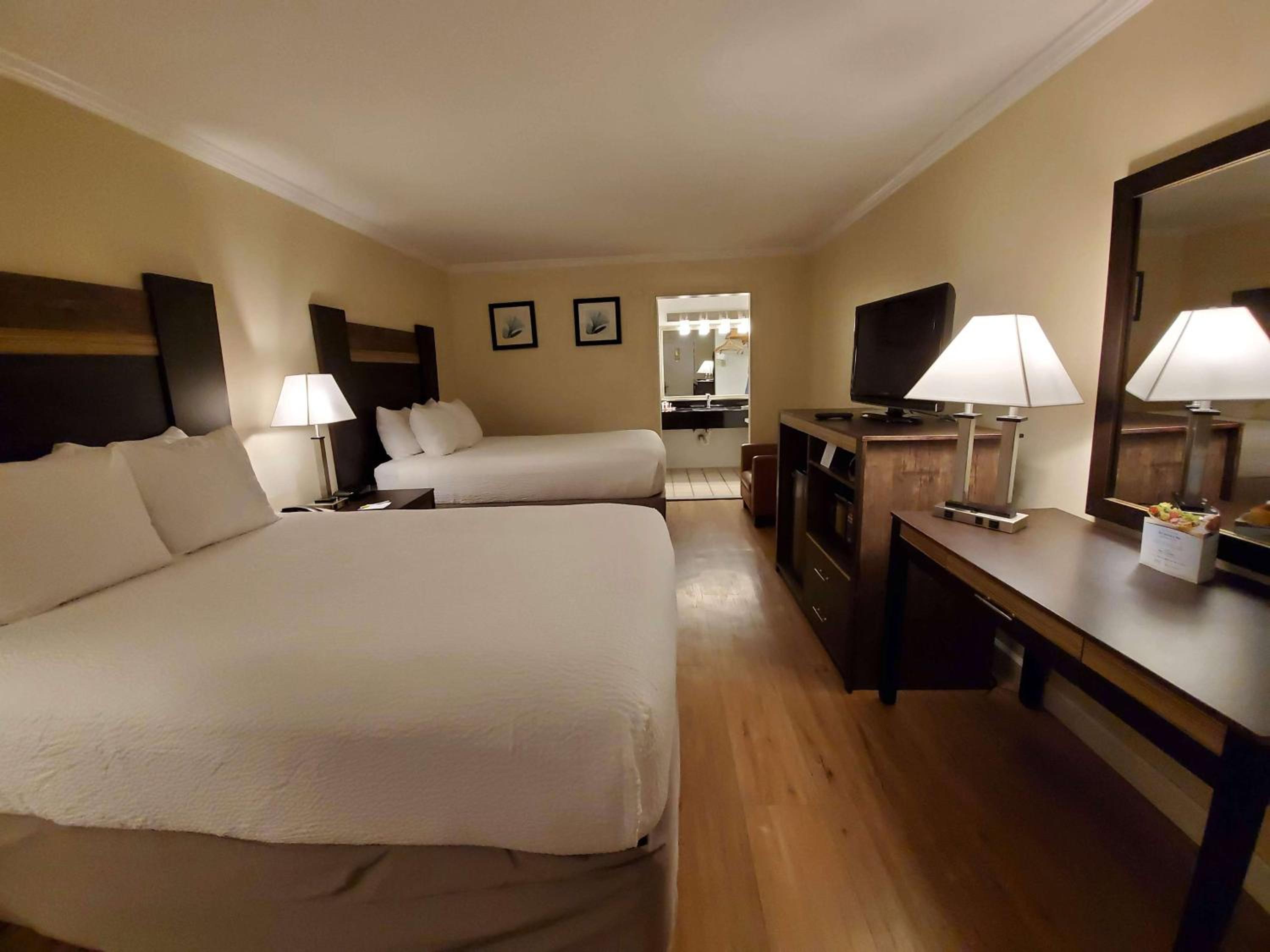 Deluxe Double Room With Two Double Beds - Smoking photo 1