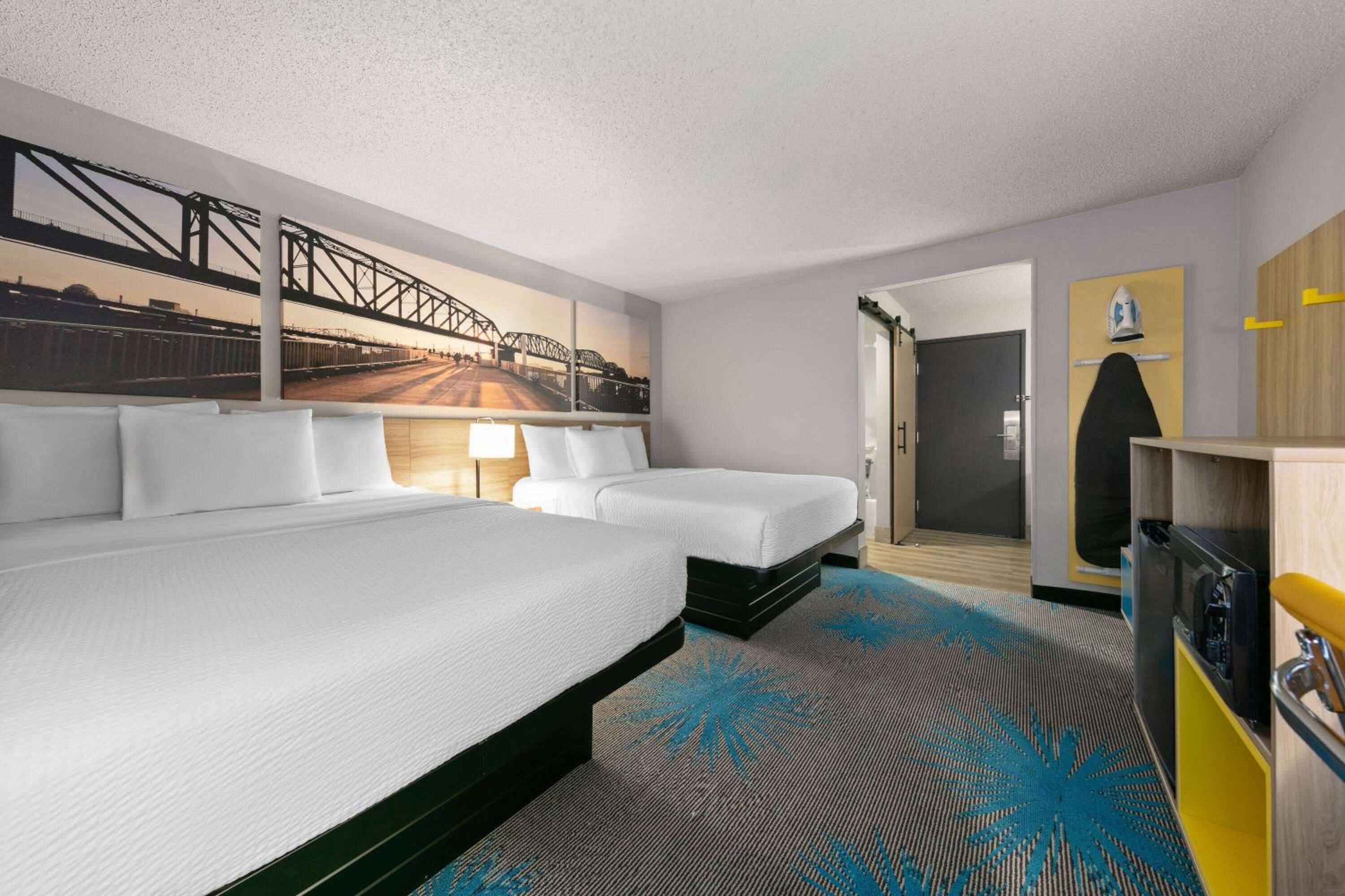 Queen Room with Two Queen Beds and Bath Tub - Mobility Accessible/Non-Smoking - Photo 4
