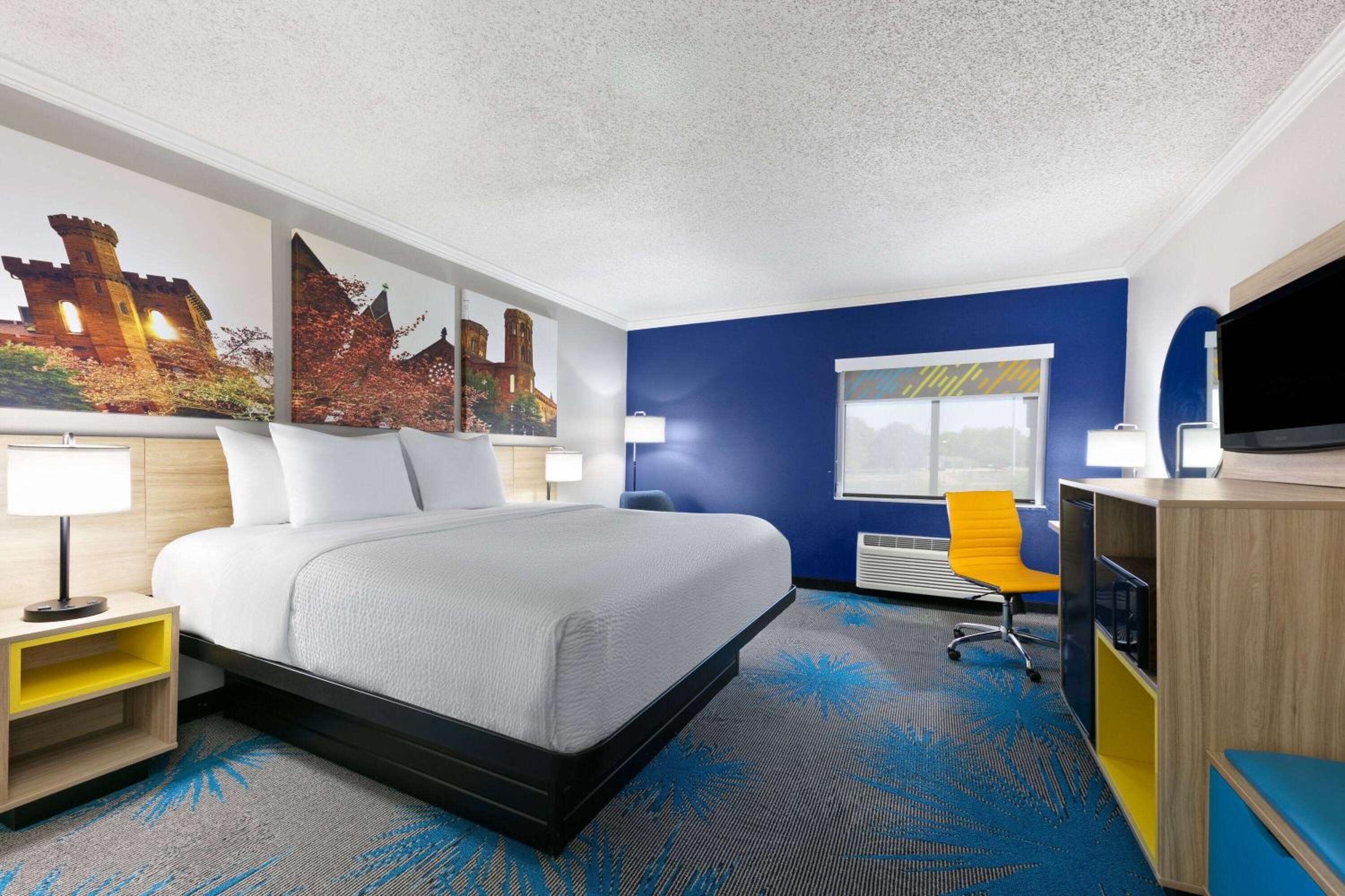 King Room - Non-Smoking - Photo 4