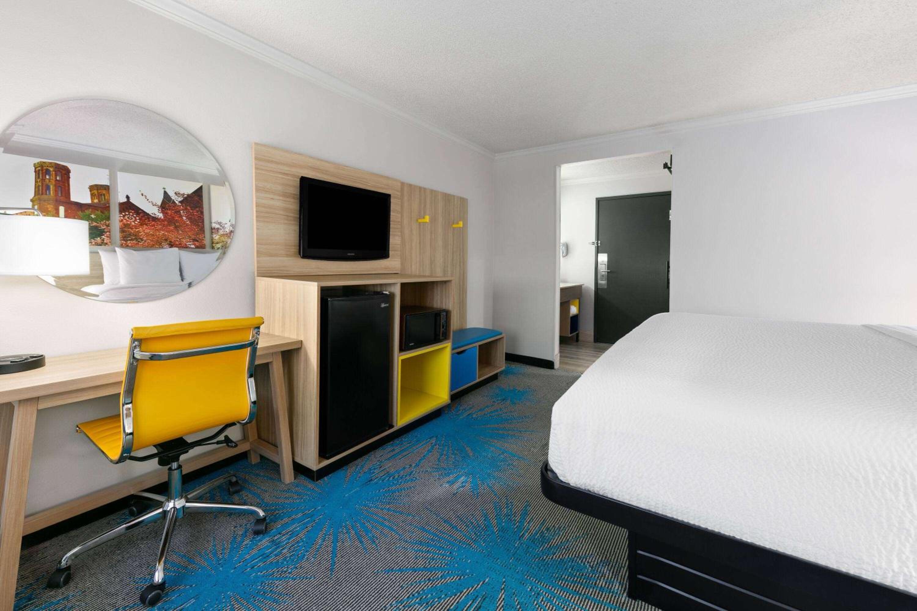 King Room - Non-Smoking - Photo 5