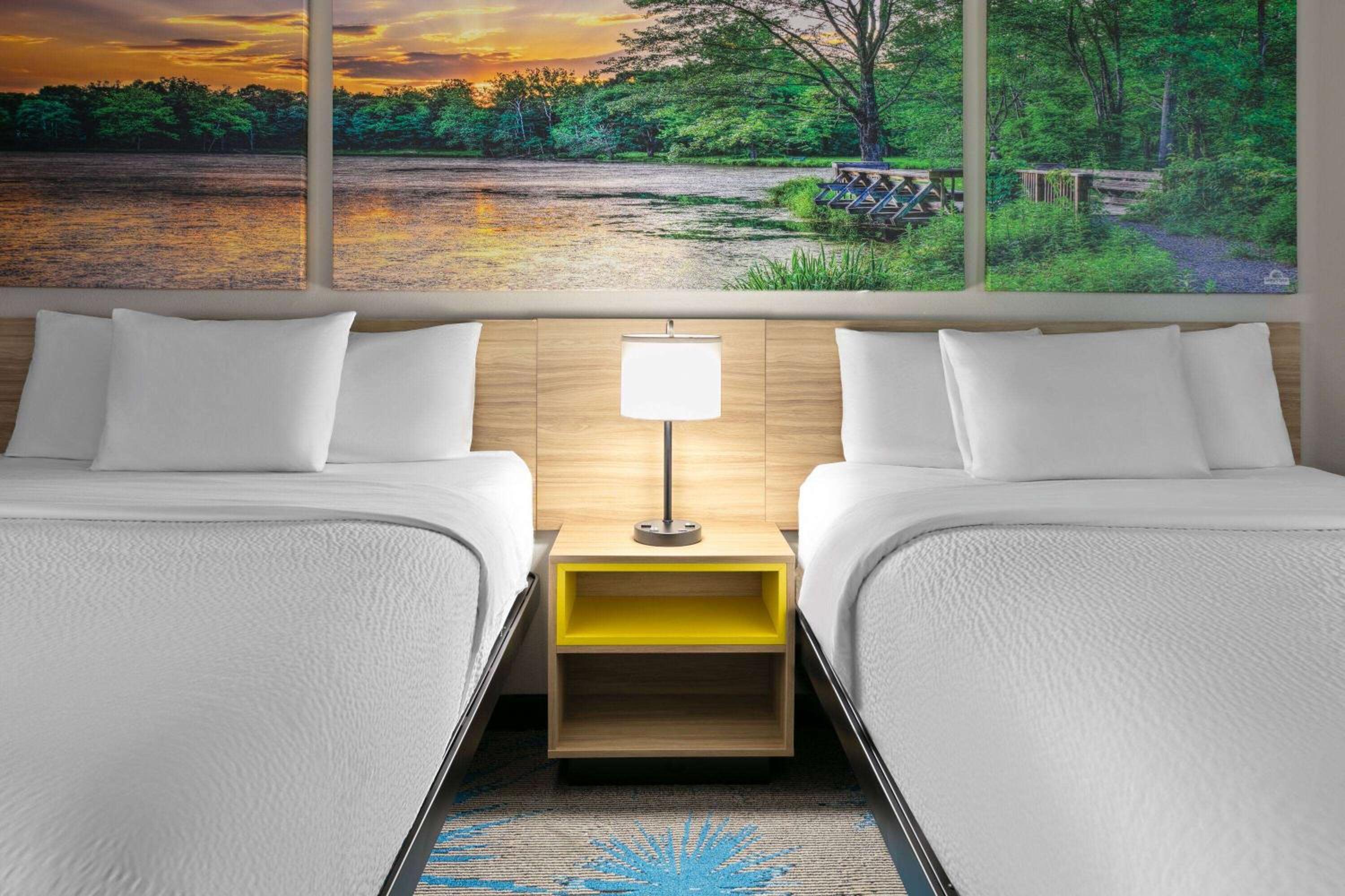 Queen Room with Two Queen Beds - Non-Smoking - Photo 6