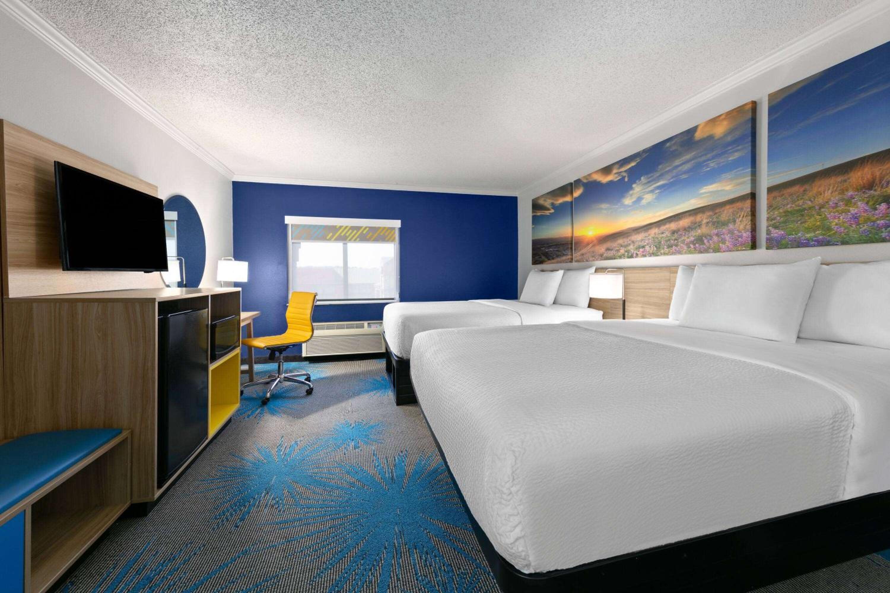 Queen Room with Two Queen Beds - Non-Smoking - Photo 5