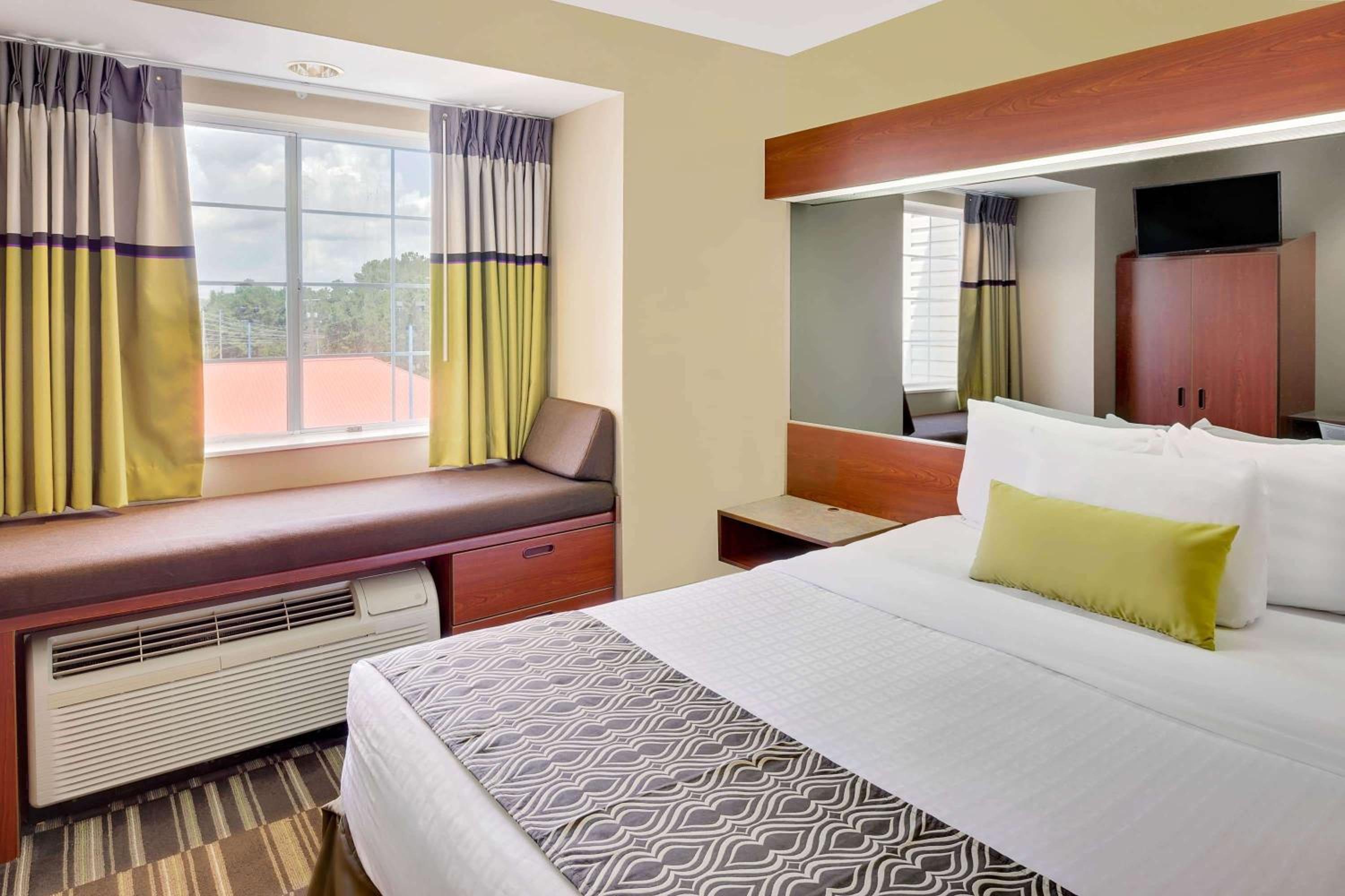 Queen Suite - Mobility/Hearing Accessible - Non-Smoking - Photo 1