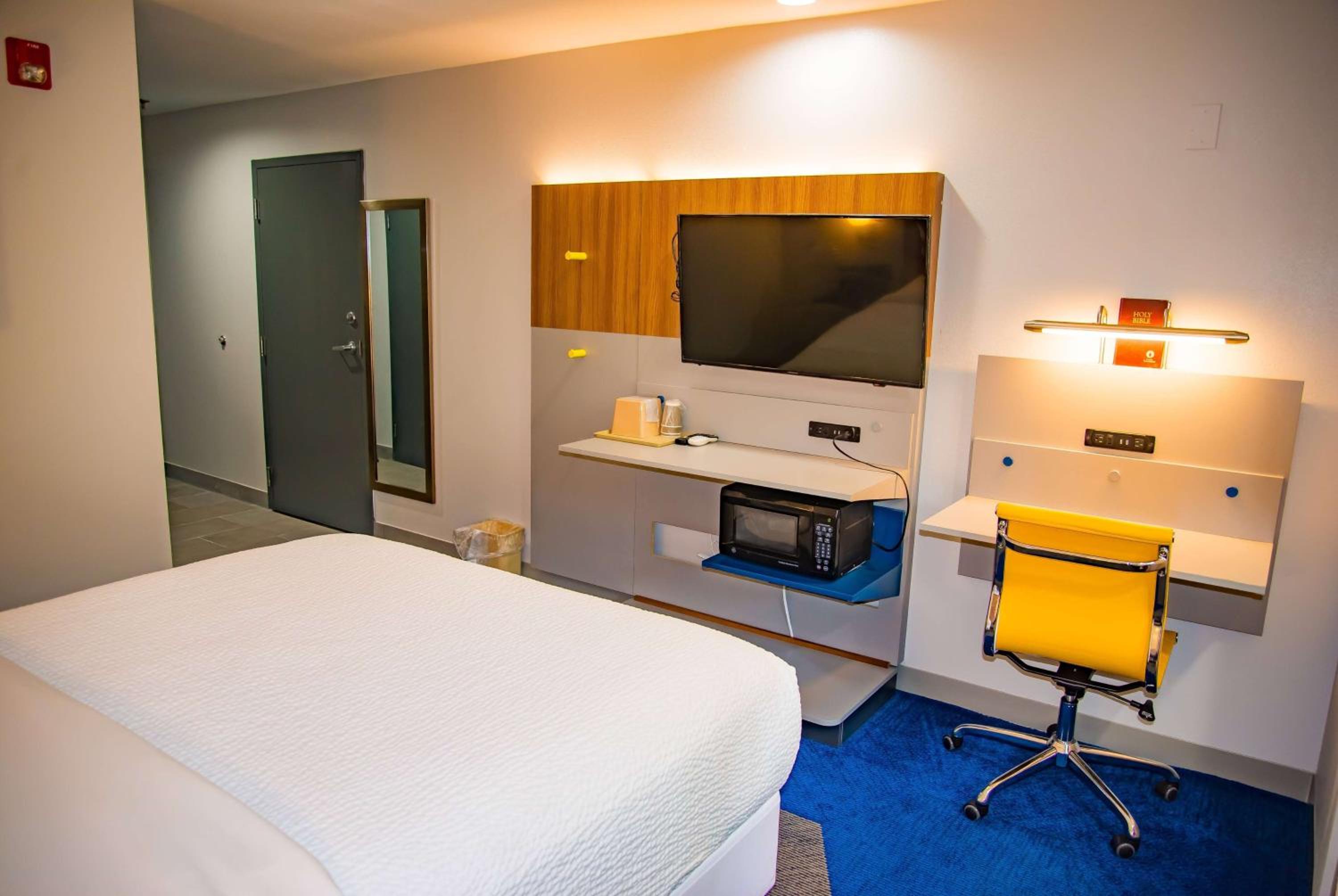 Queen Suite - Mobility/Hearing Accessible - Non-Smoking - Photo 6