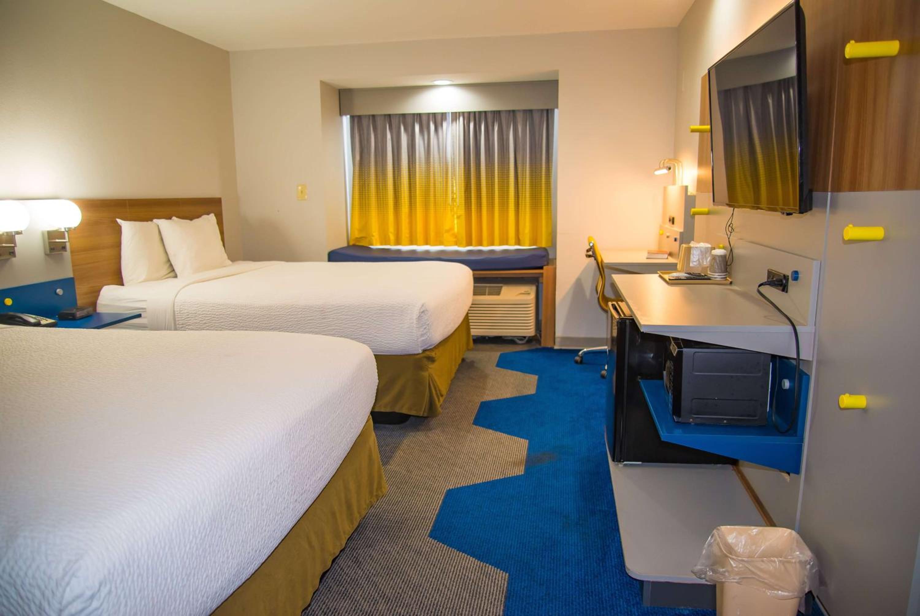 Queen Room with Two Queen Beds - Non-Smoking - Photo 1