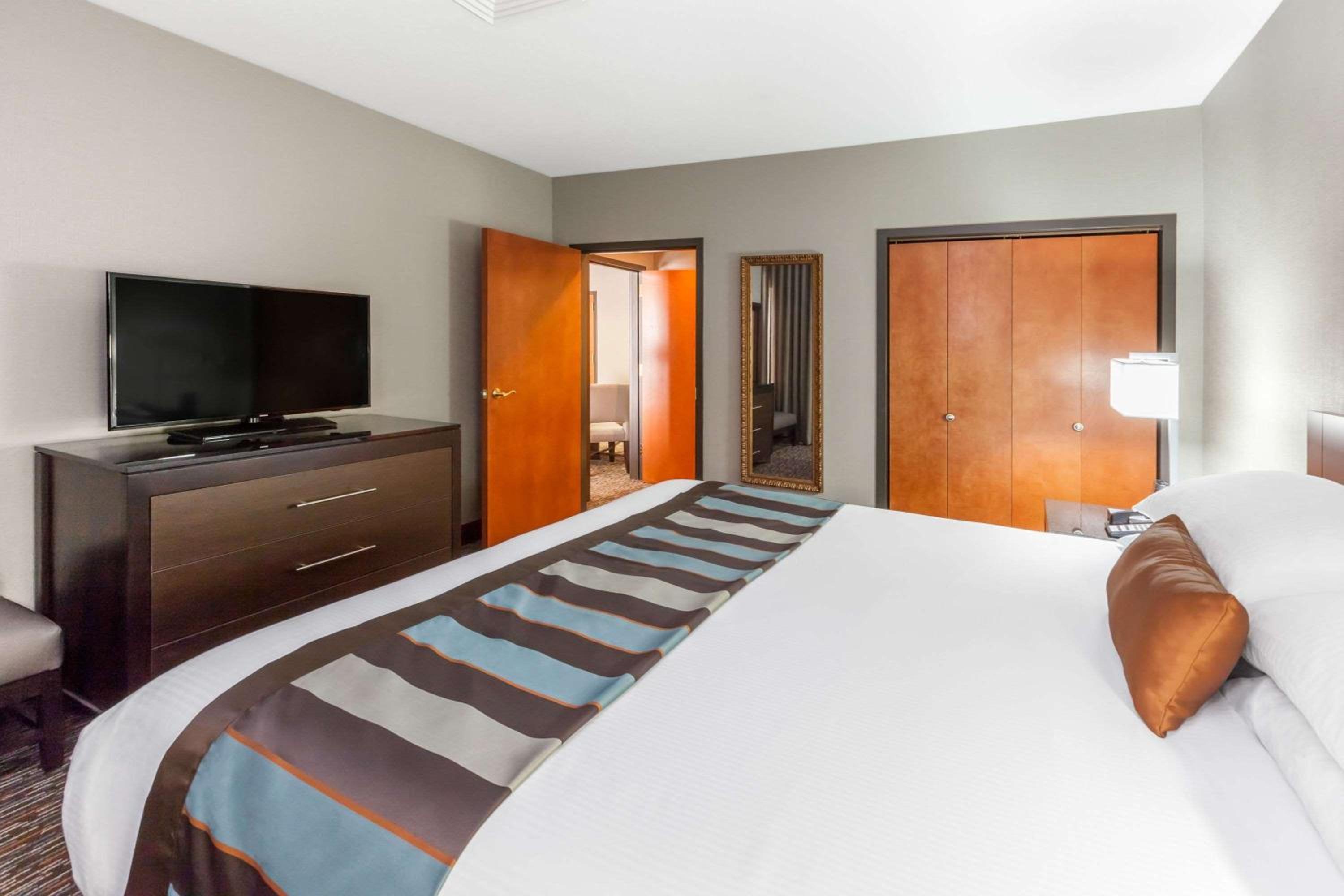 One-Bedroom Deluxe King Suite - Non-Smoking - Photo 6