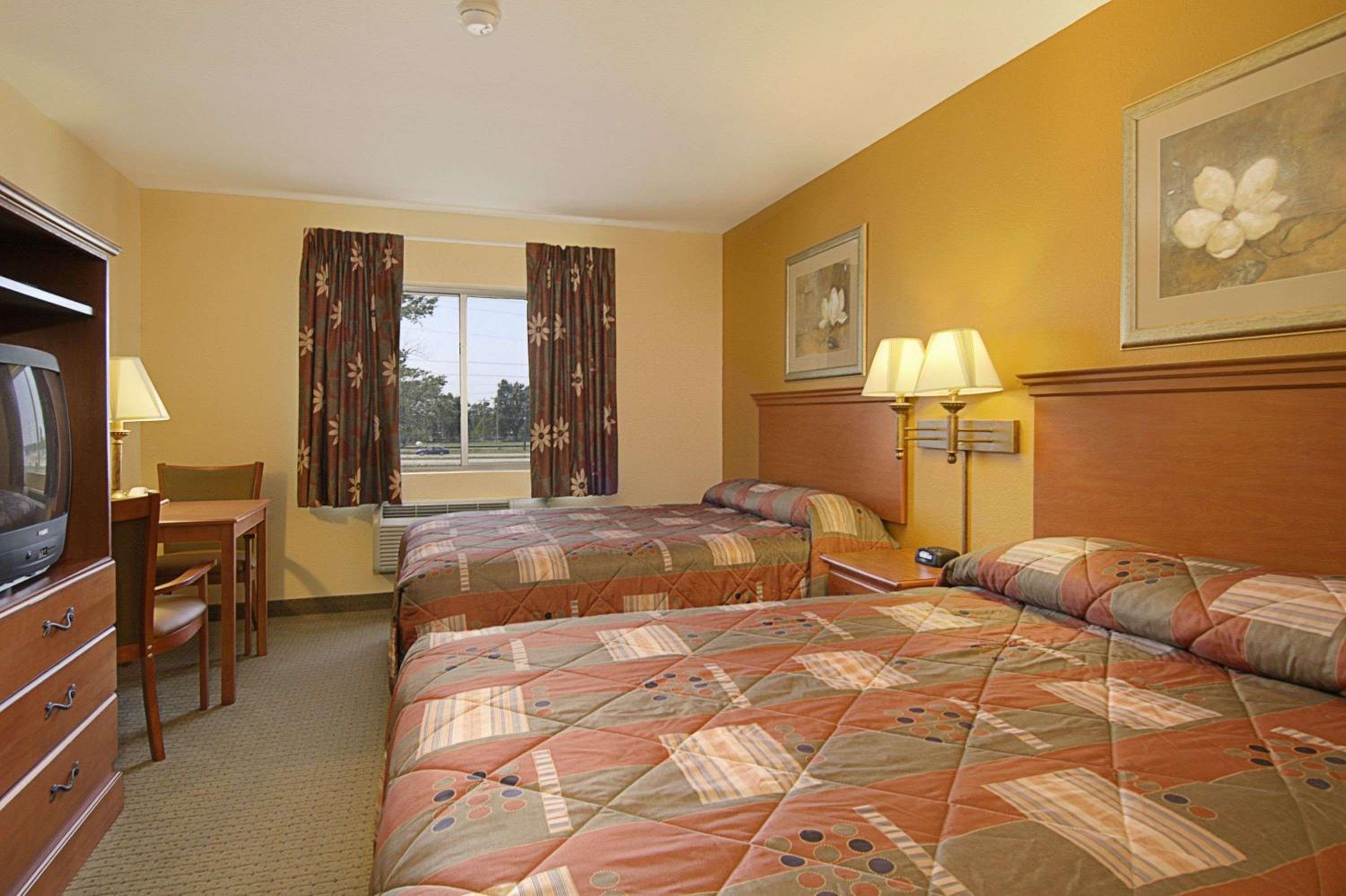 Queen Room with Two Queen Beds - Non-Smoking - Photo 4
