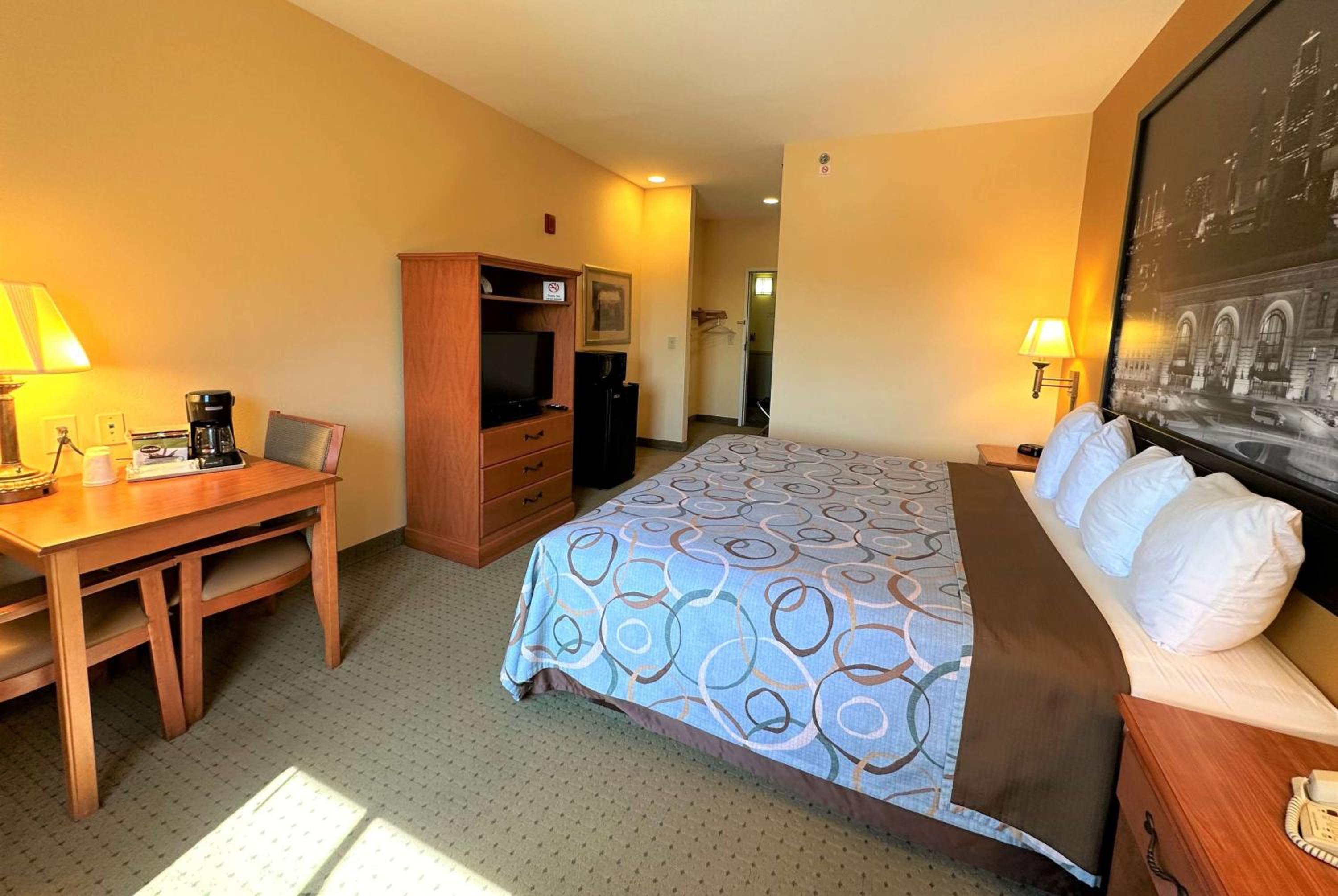 King Room - Non-Smoking - Photo 2
