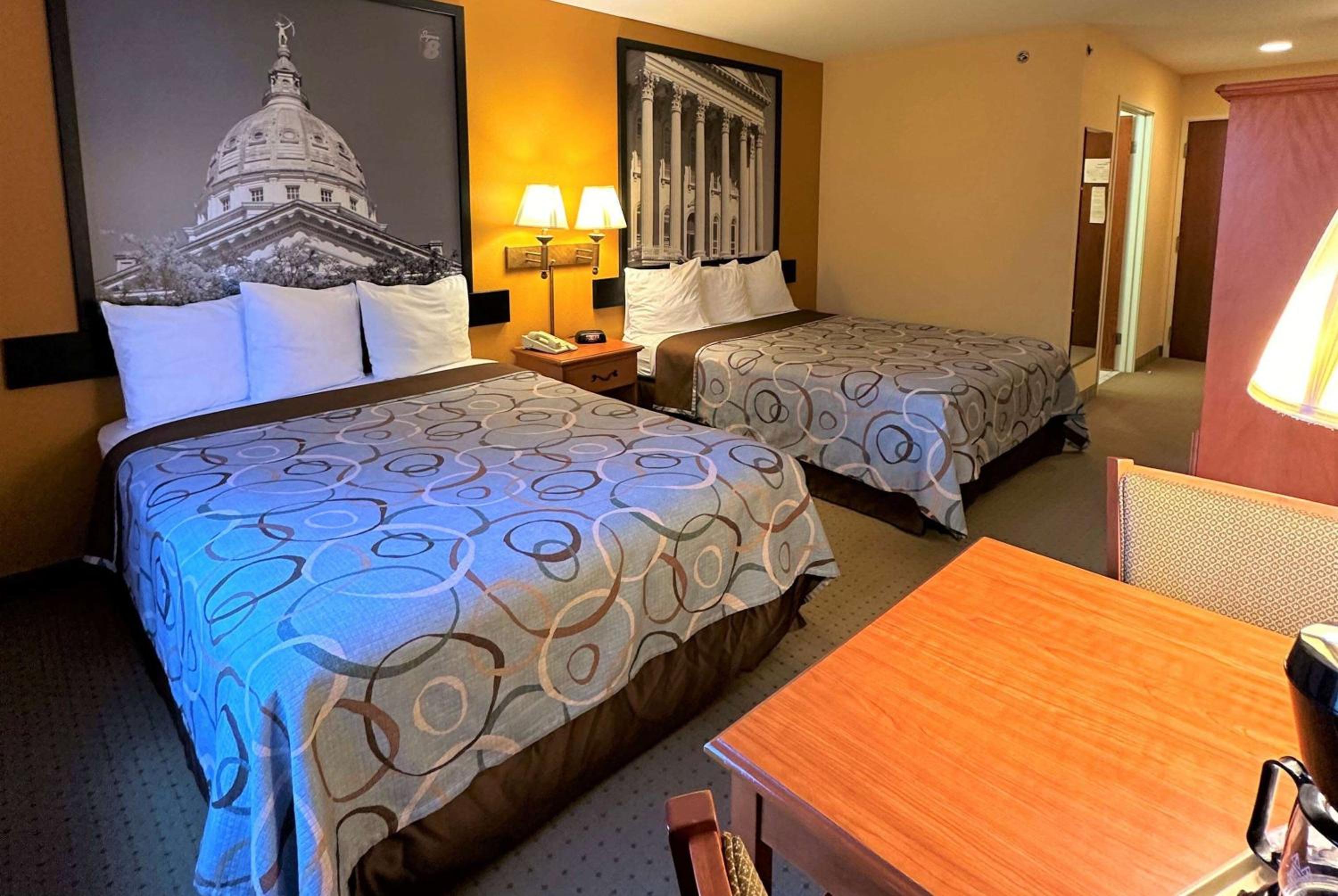 Queen Room with Two Queen Beds - Non-Smoking - Photo 5