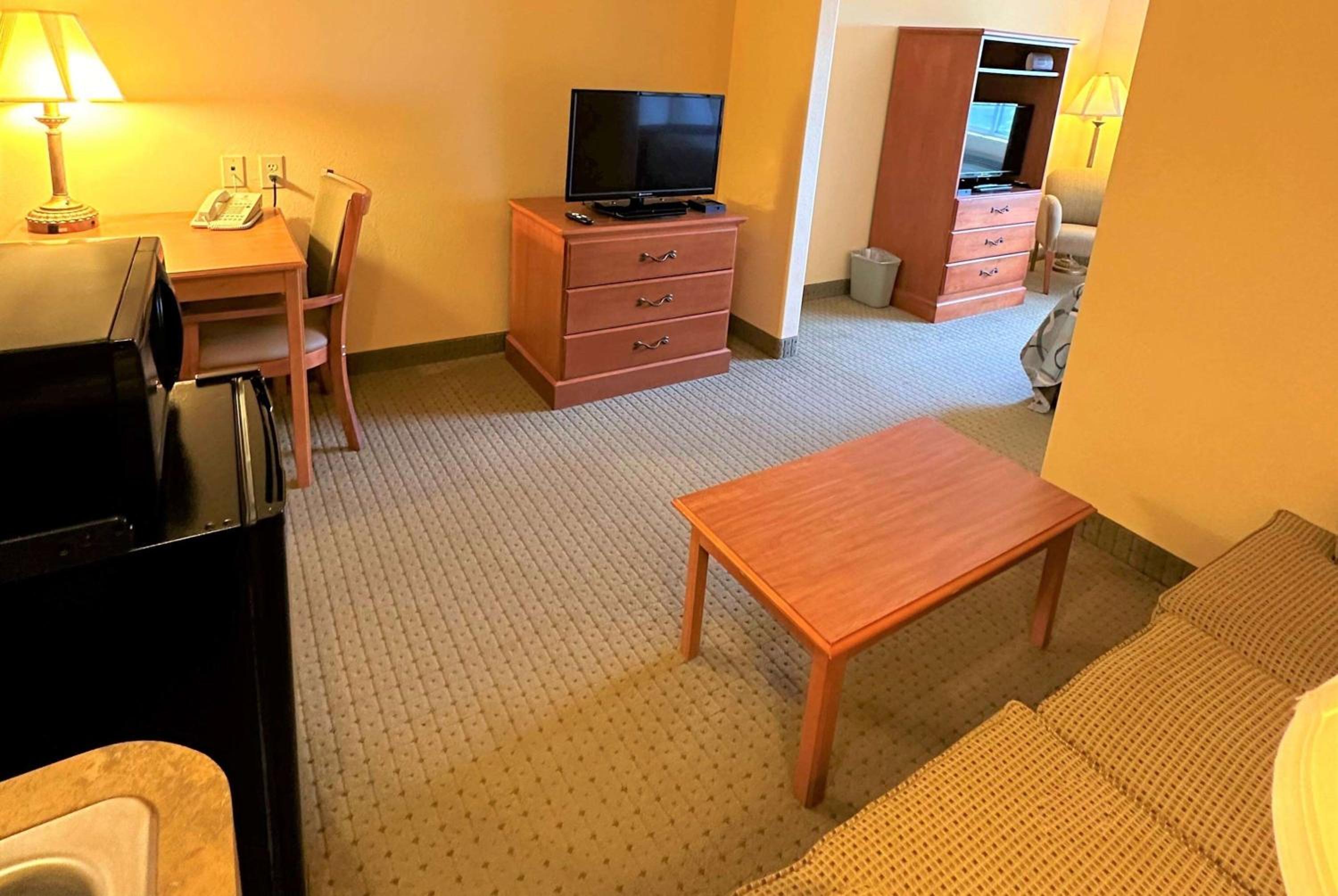 King Suite - Non-Smoking - Photo 2