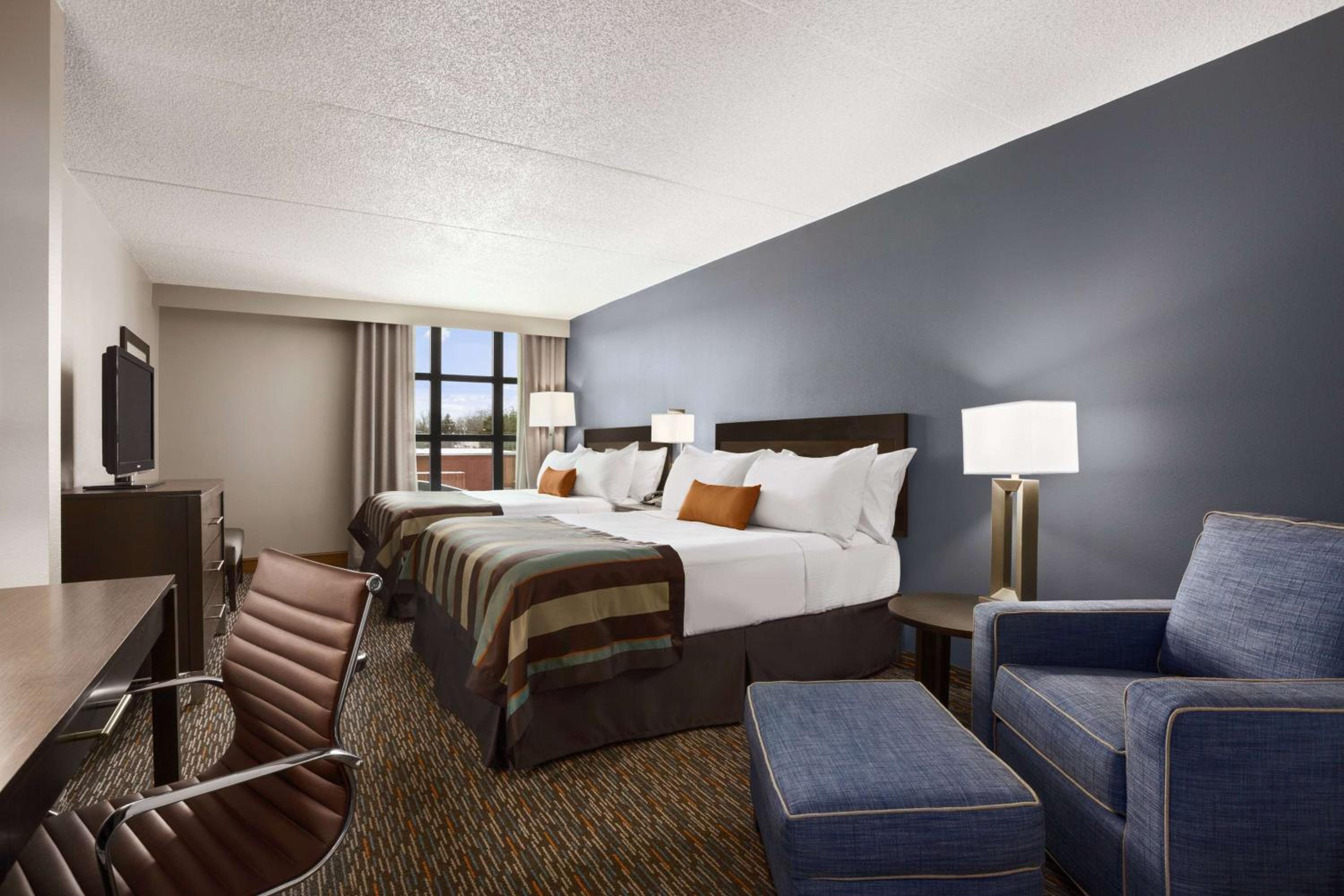 Queen Room with Two Queen Beds - Non-Smoking - Photo 1