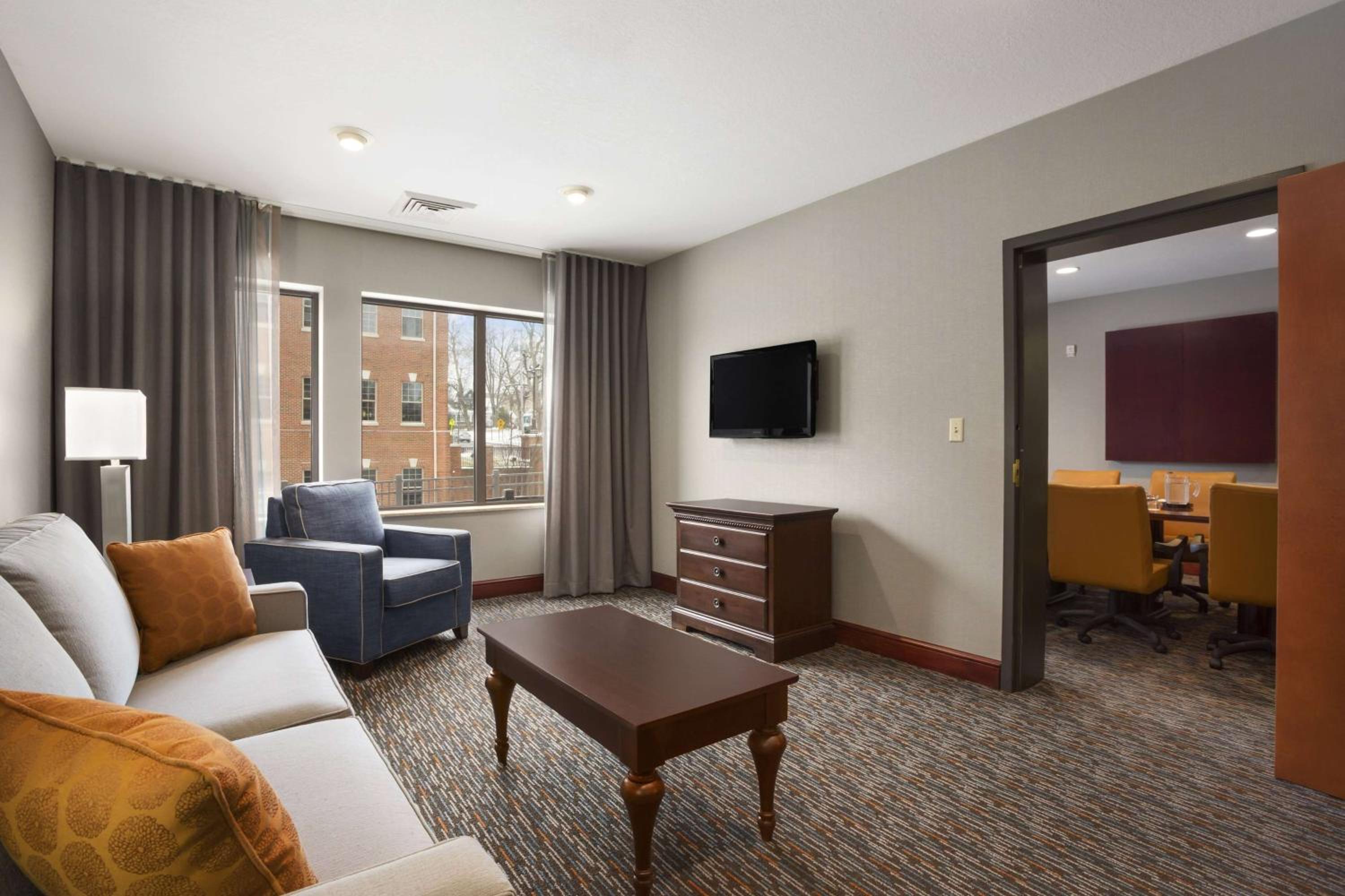 One-Bedroom Deluxe King Suite - Non-Smoking - Photo 4