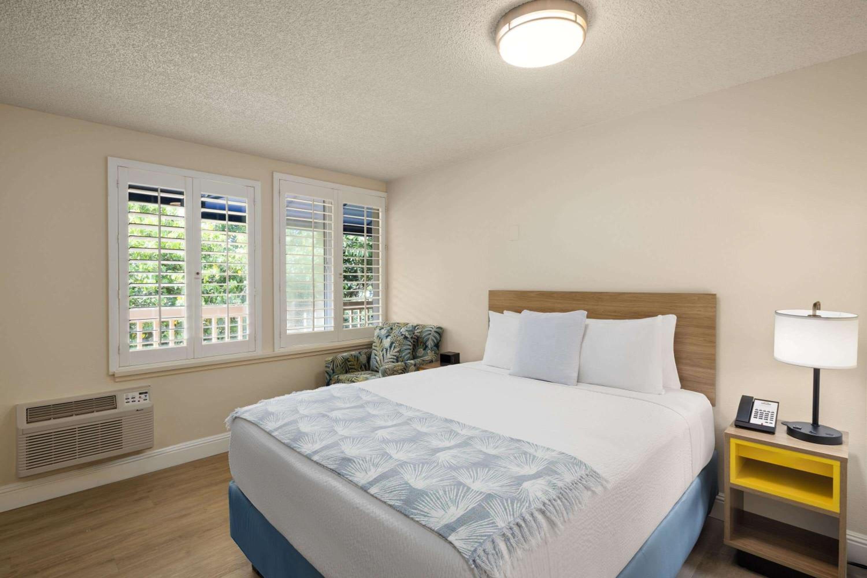 One-Bedroom Suite with Queen Bed and Ocean View - Non-Smoking - Photo 1
