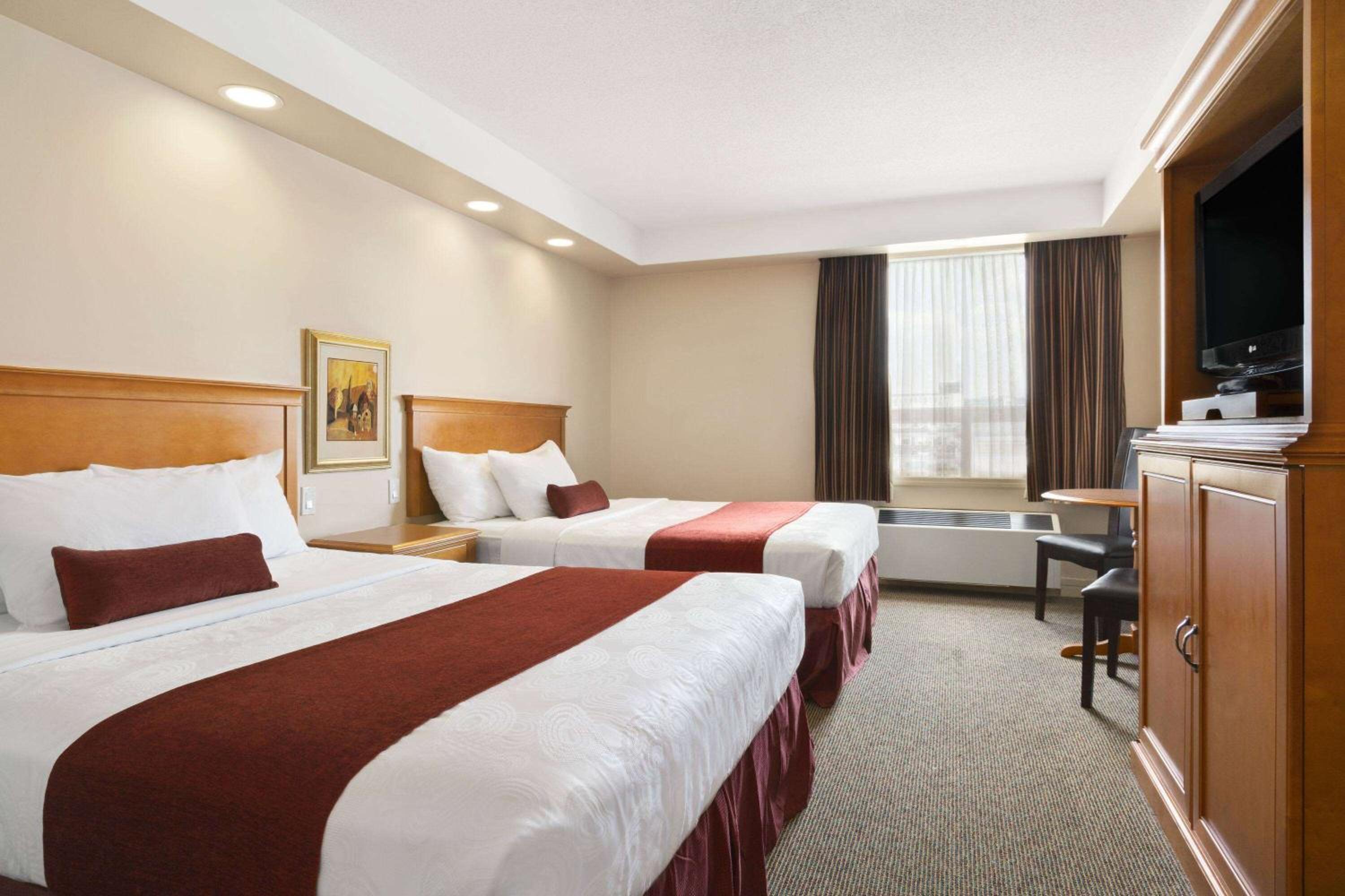Queen Room with Two Queen Beds photo 1
