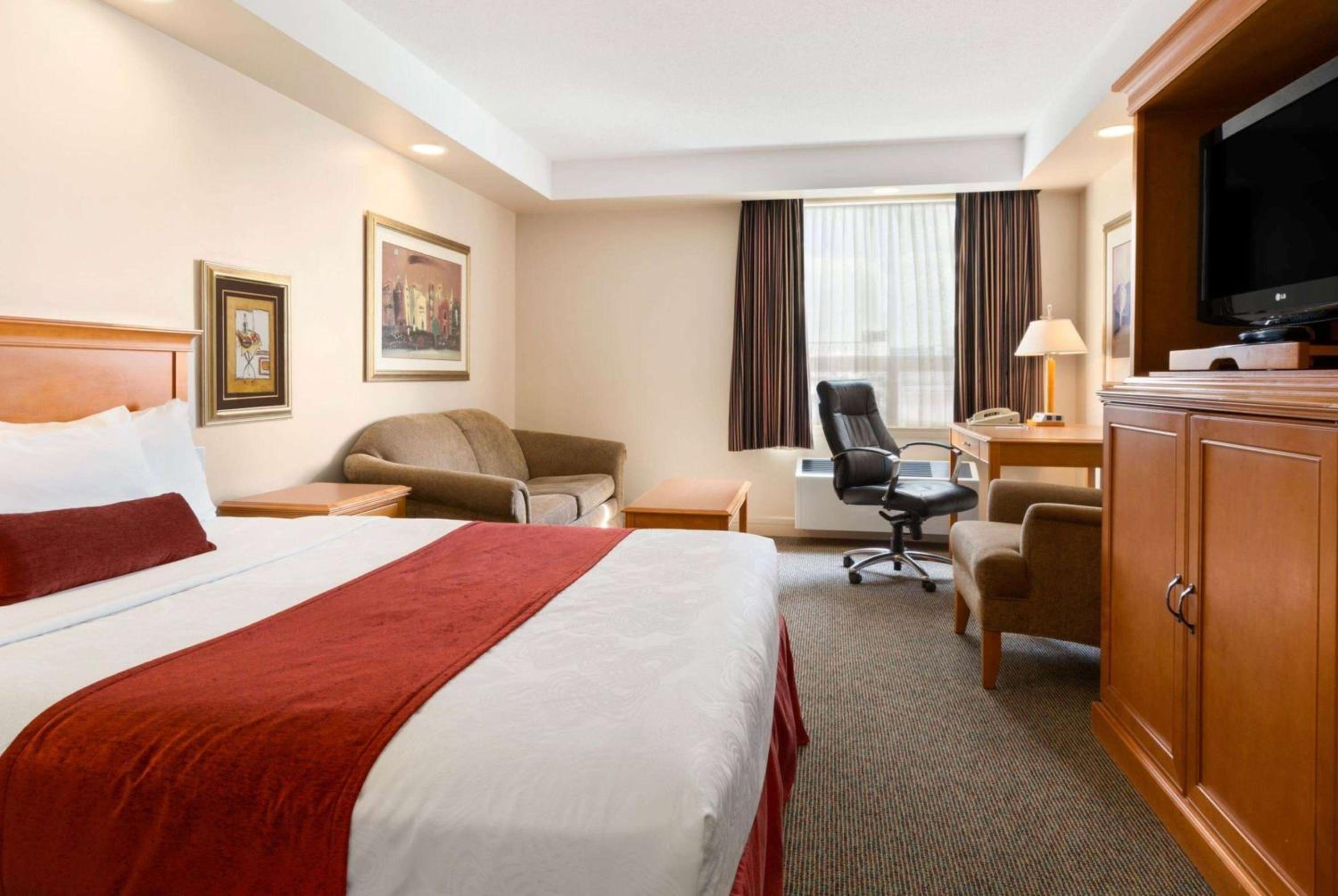 Standard Queen Room with Sofa Bed photo 2